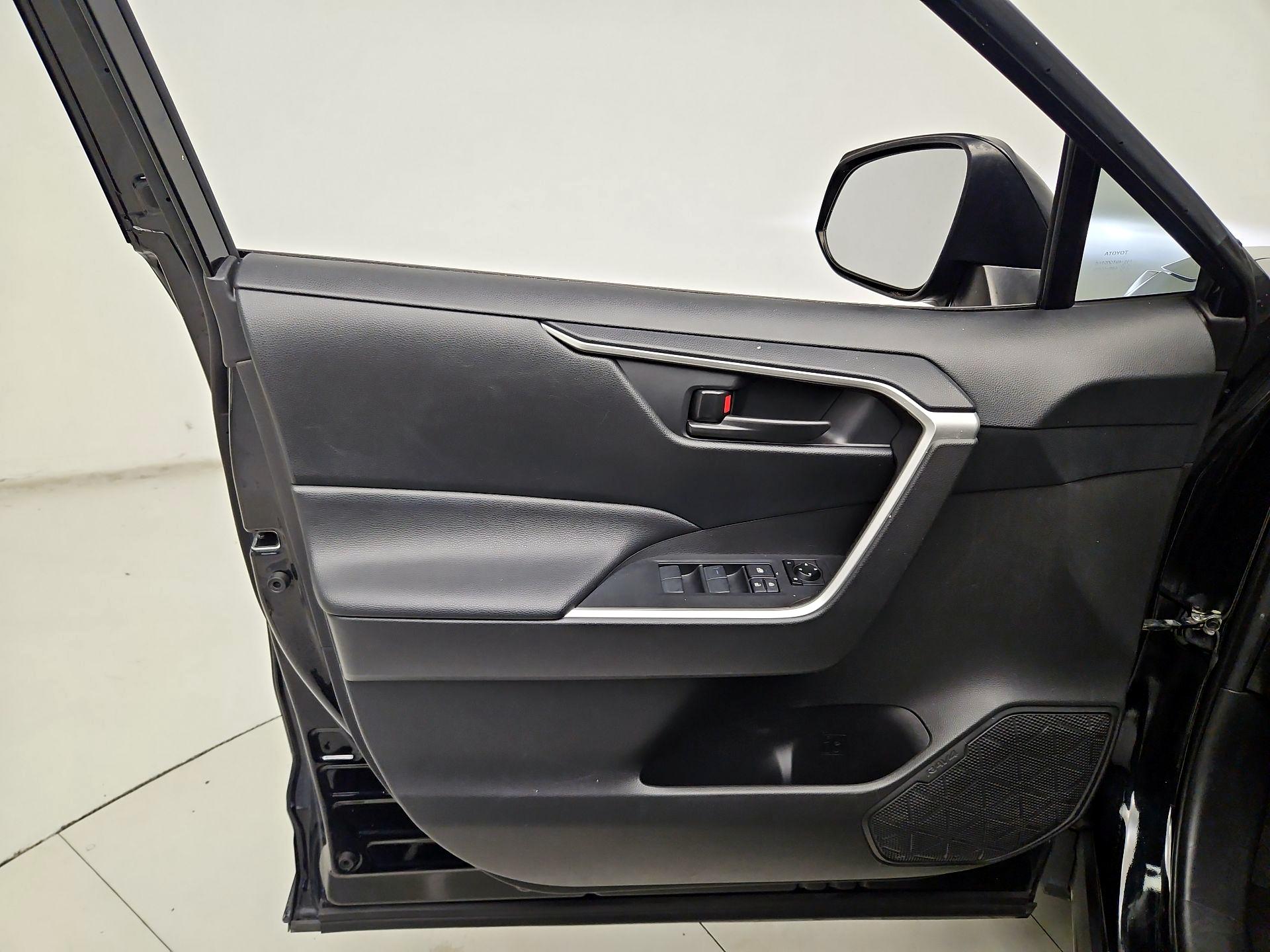 Thumbnail: 2020 Toyota RAV4 - 12