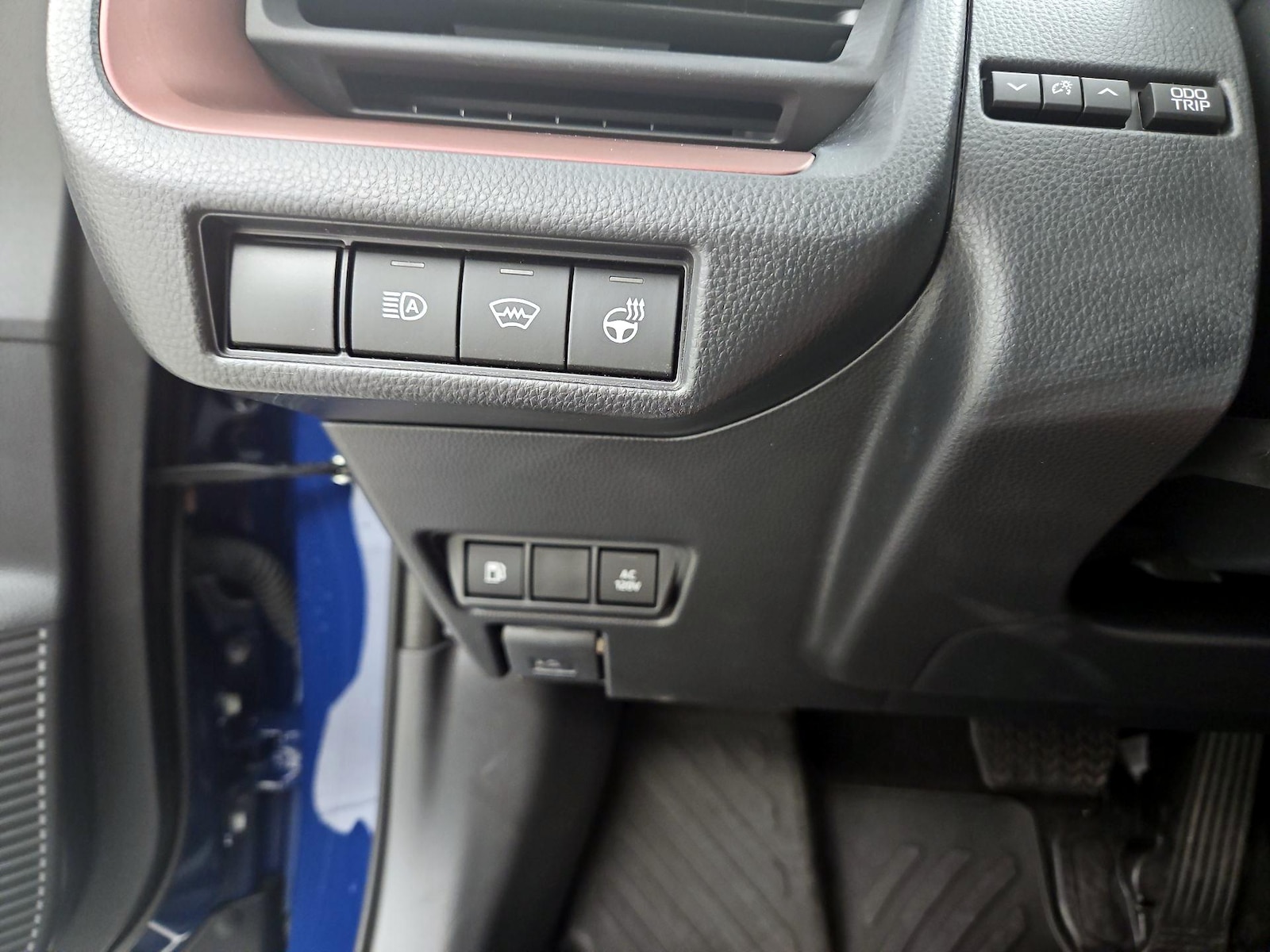 2026 Toyota Prius Plug-in Hybrid SE - Photo 14