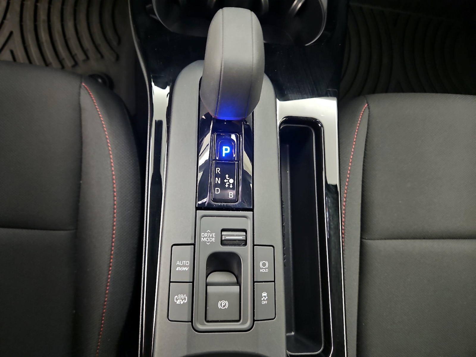 2026 Toyota Prius Plug-in Hybrid SE - Photo 18