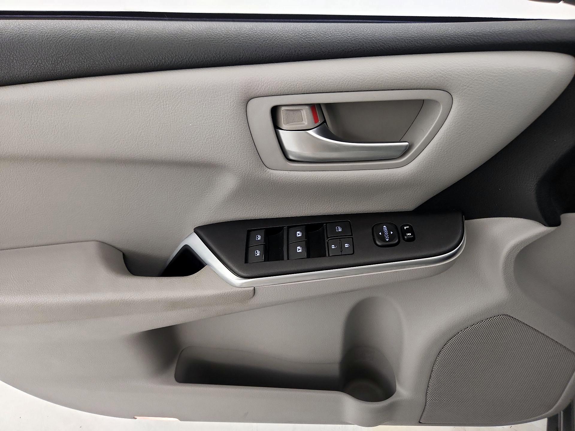 Thumbnail: 2015 Toyota Camry - 12