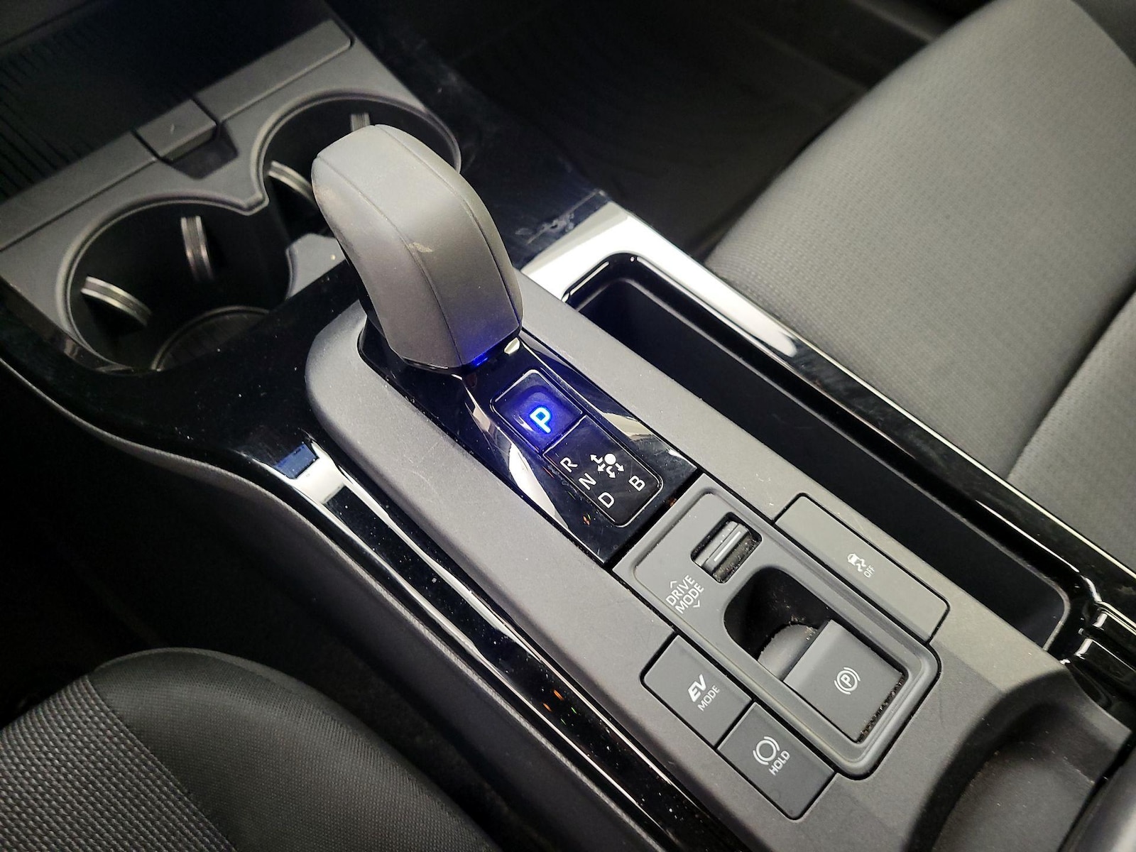 2024 Toyota Prius LE - Photo 18