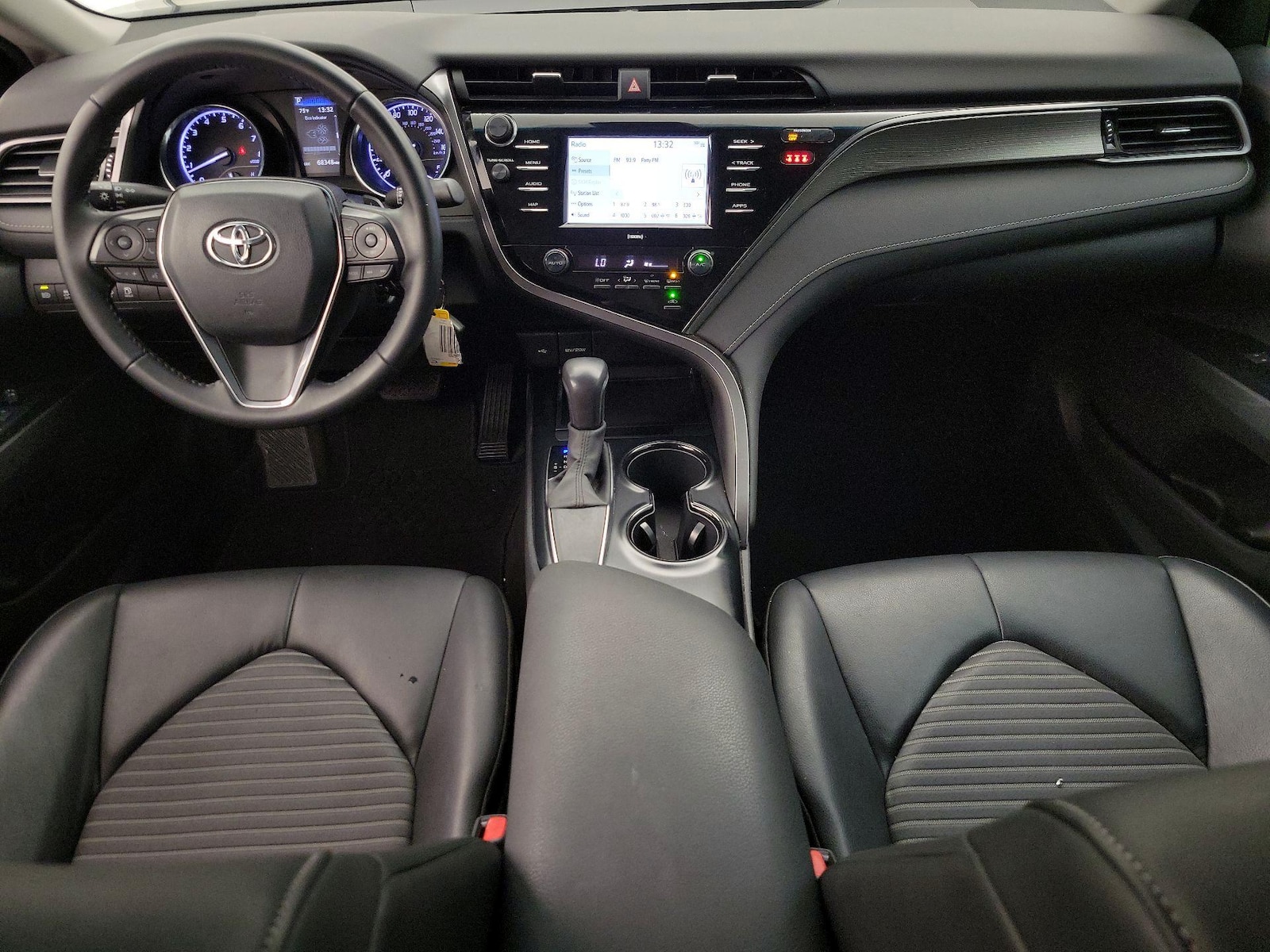2020 Toyota Camry SE - Photo 10