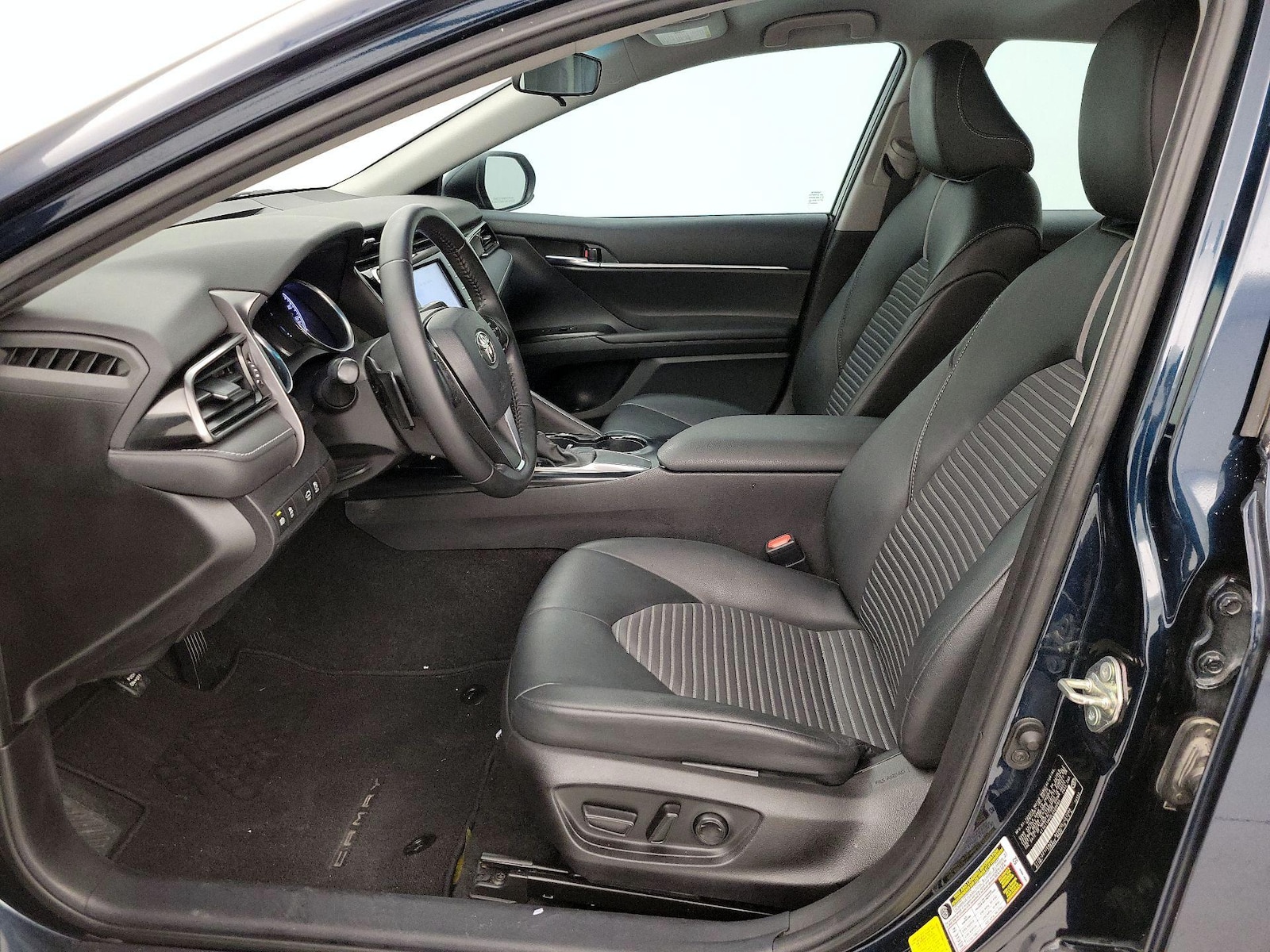 2020 Toyota Camry SE - Photo 12