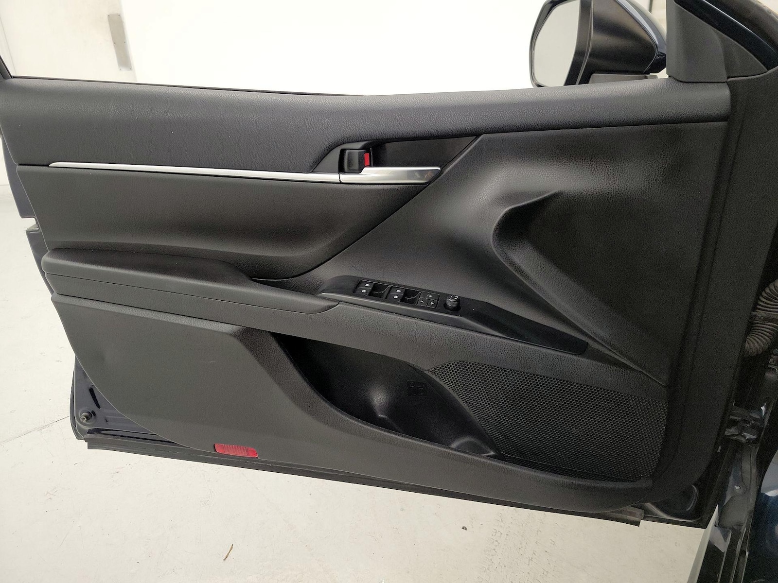 2020 Toyota Camry SE - Photo 13