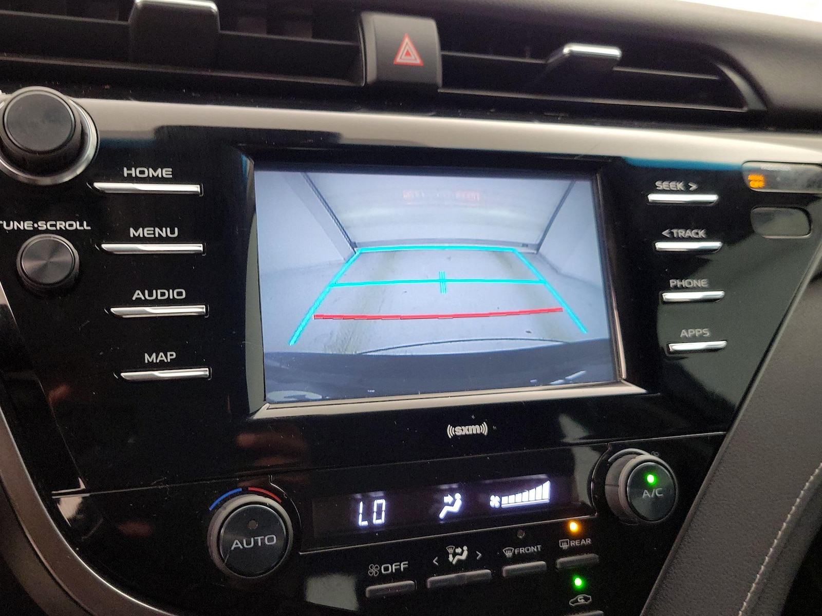 2020 Toyota Camry SE - Photo 15
