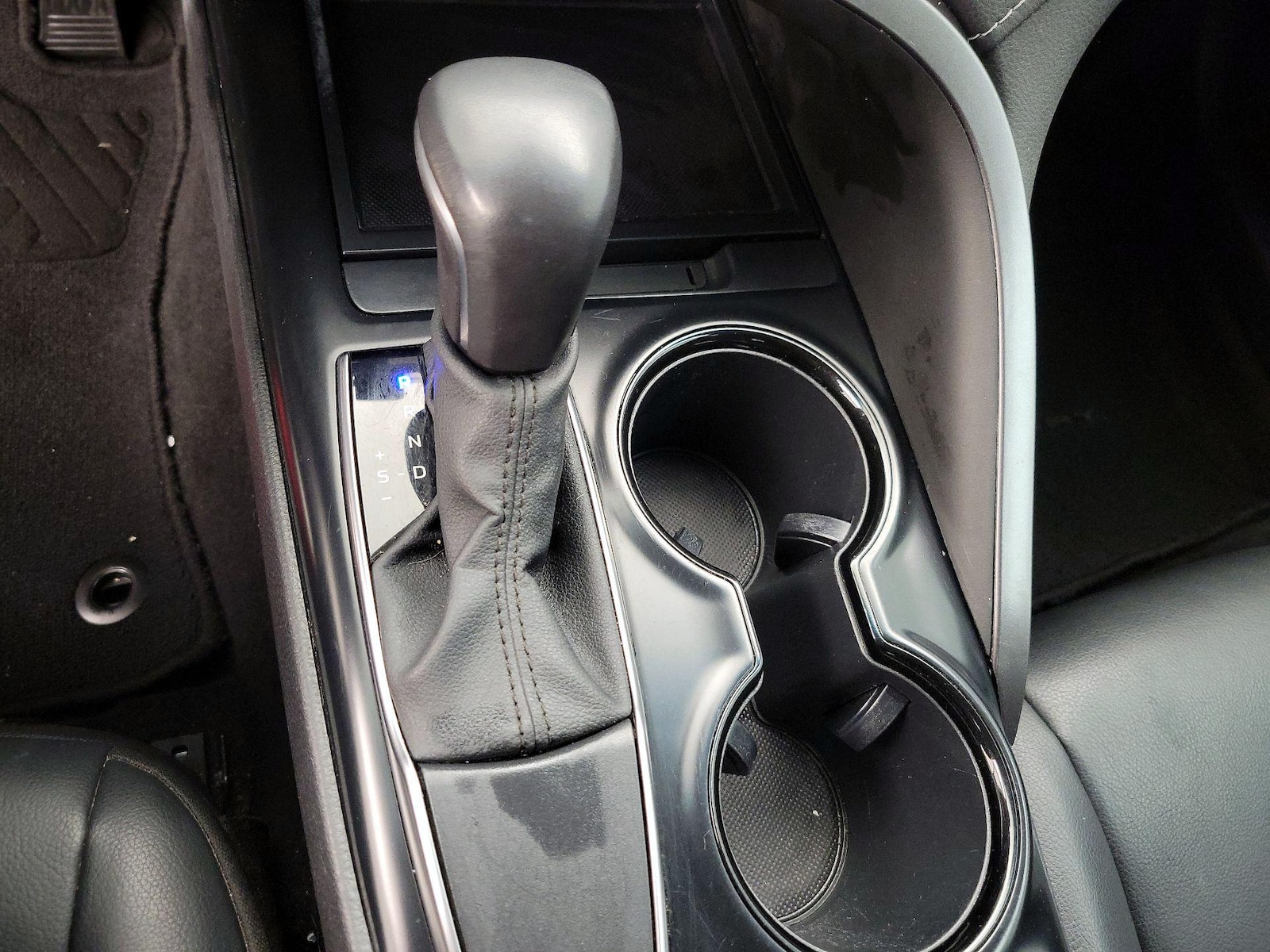 2020 Toyota Camry SE - Photo 18