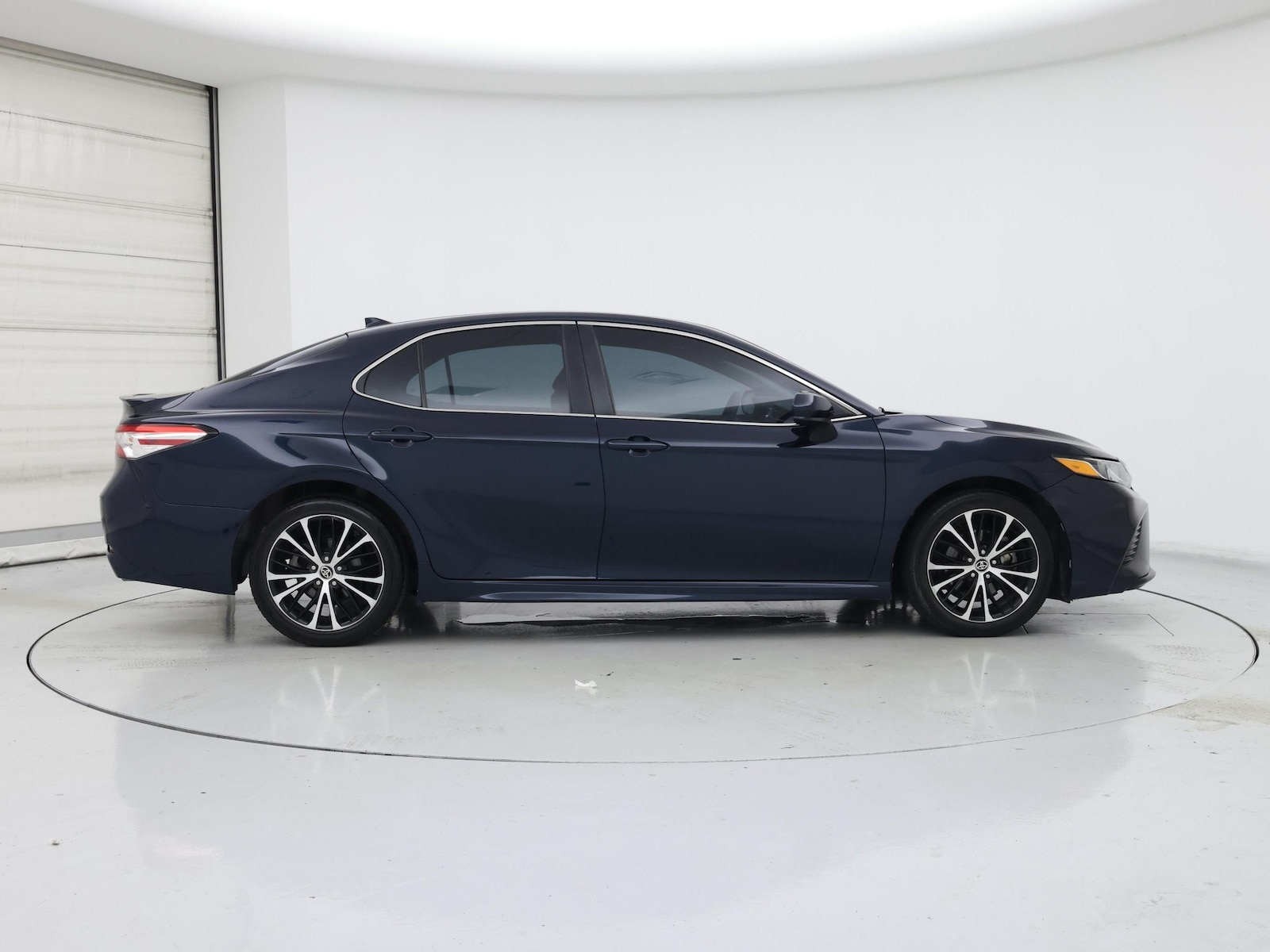 2020 Toyota Camry SE - Photo 8