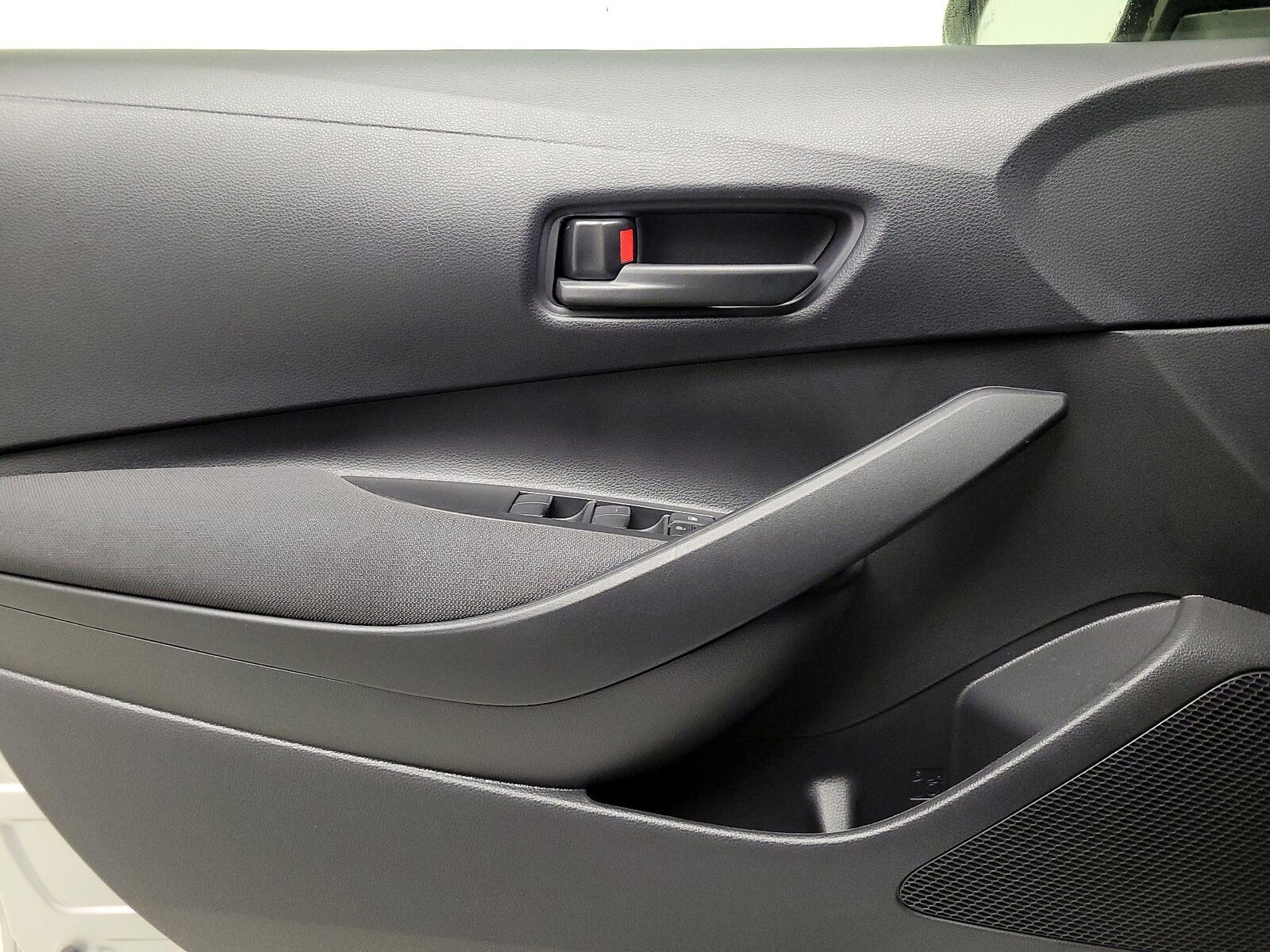 2025 Toyota Corolla LE - Photo 13