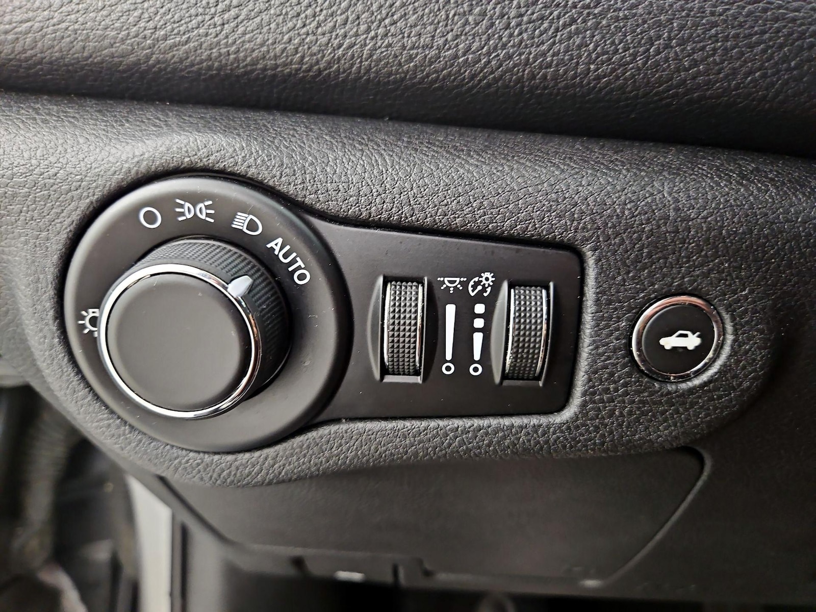 2015 Chrysler 200 Limited - Photo 14