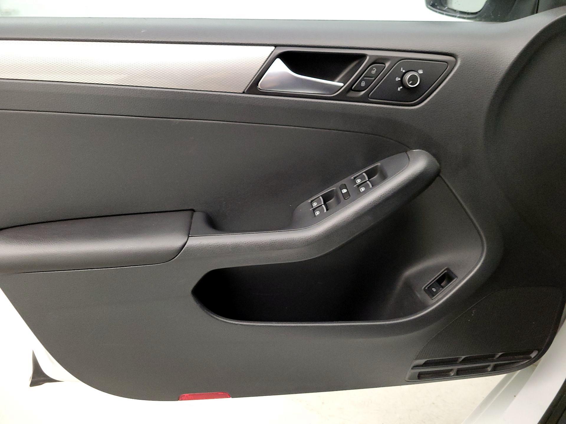 Thumbnail: 2015 Volkswagen Jetta - 12