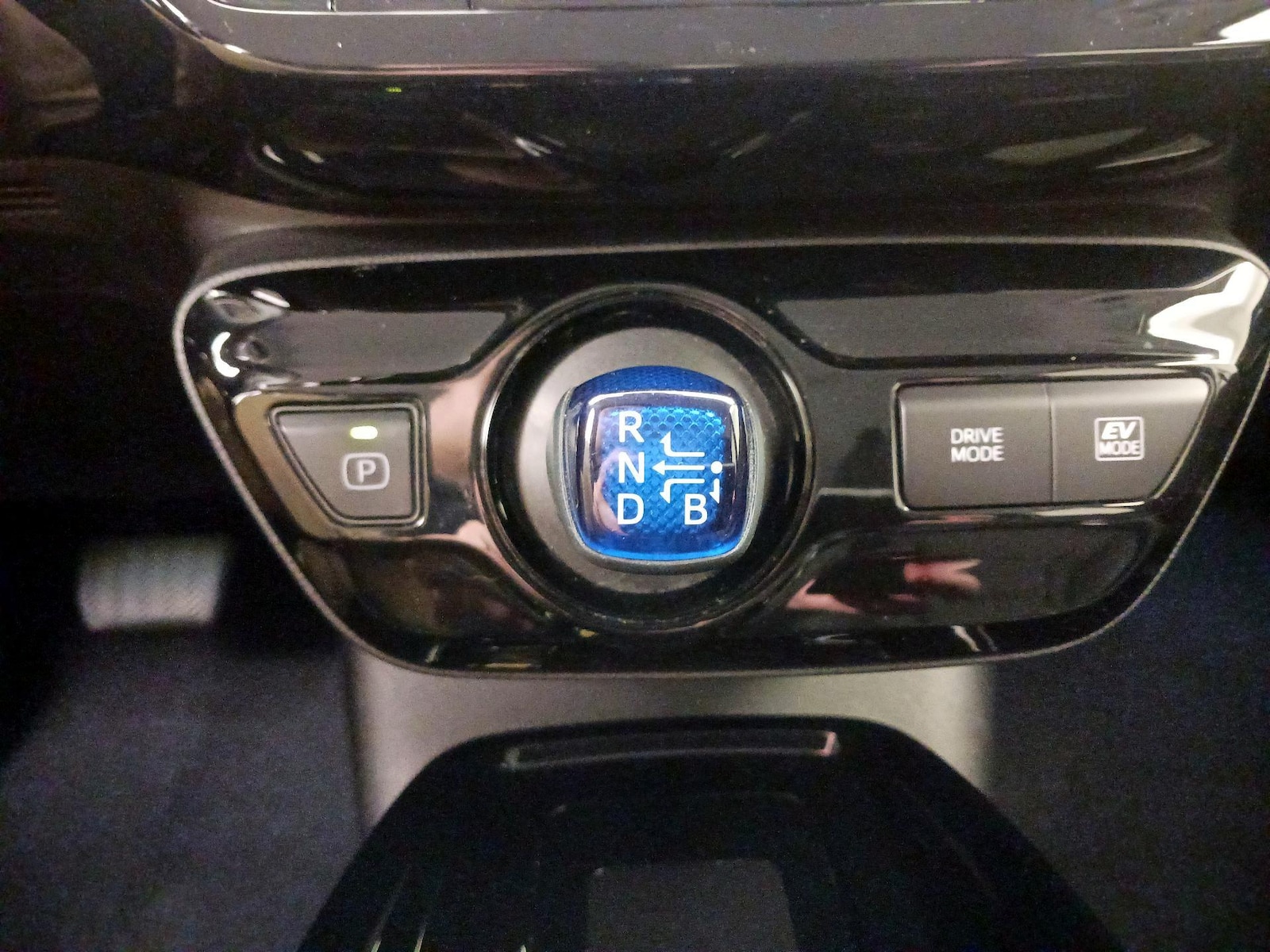 2021 Toyota Prius XLE - Photo 18