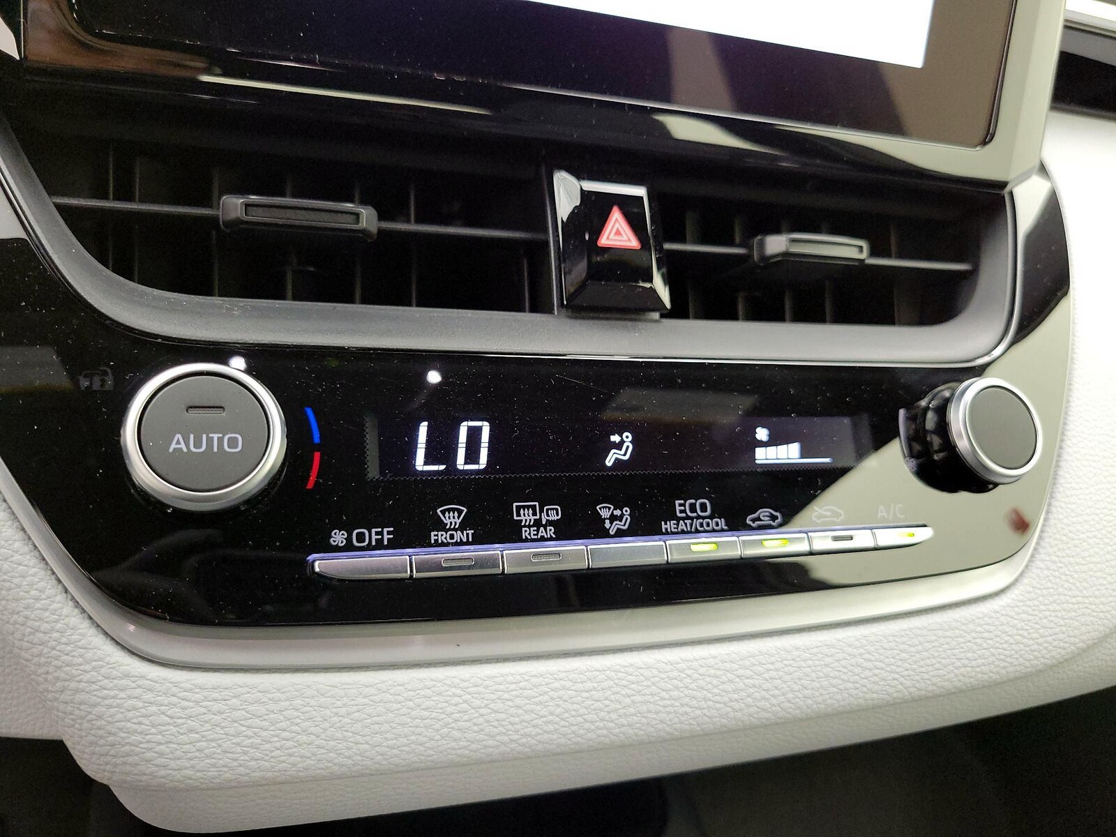 2026 Toyota Corolla SE - Photo 17