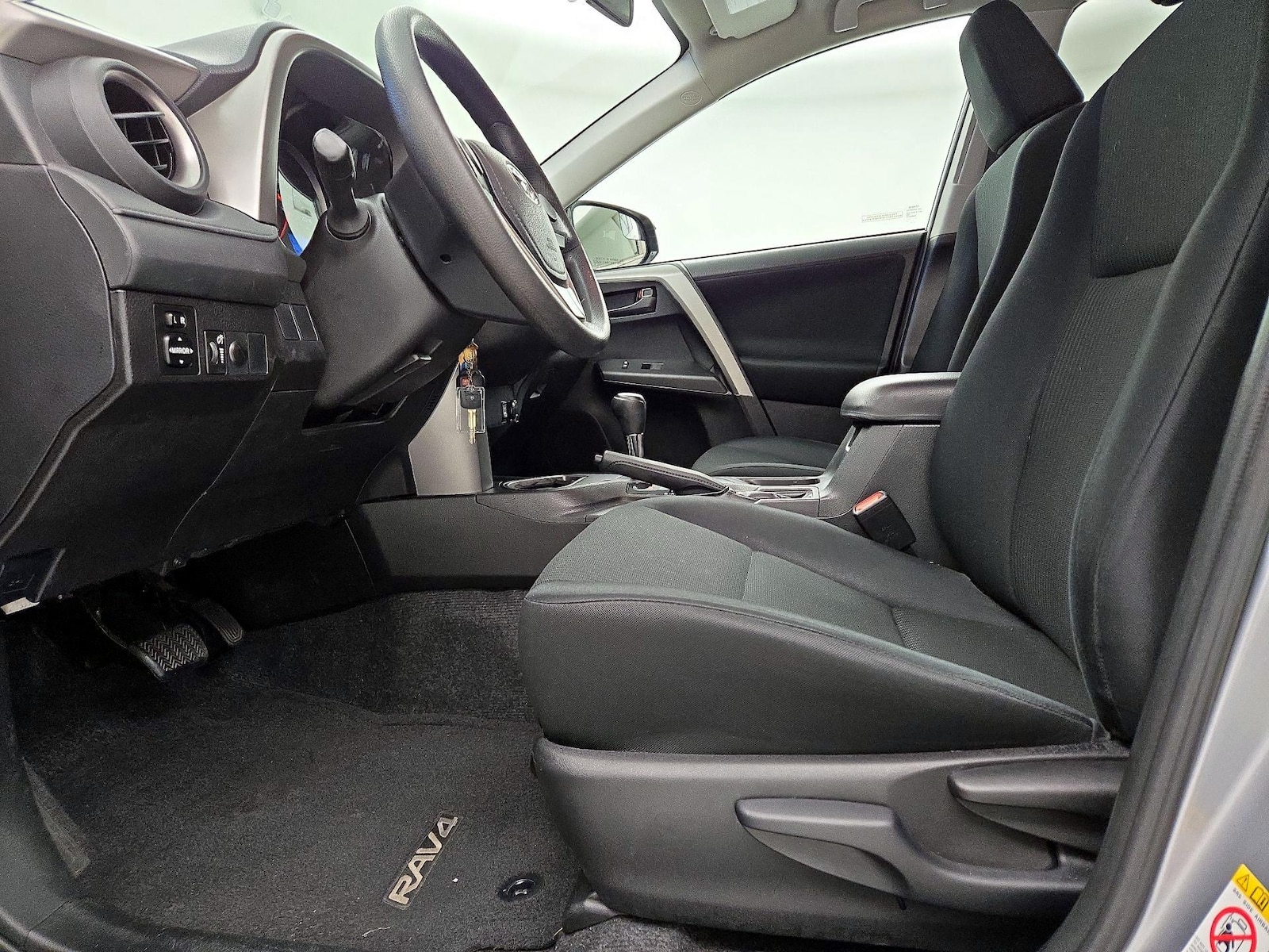 2016 Toyota RAV4 LE - Photo 12