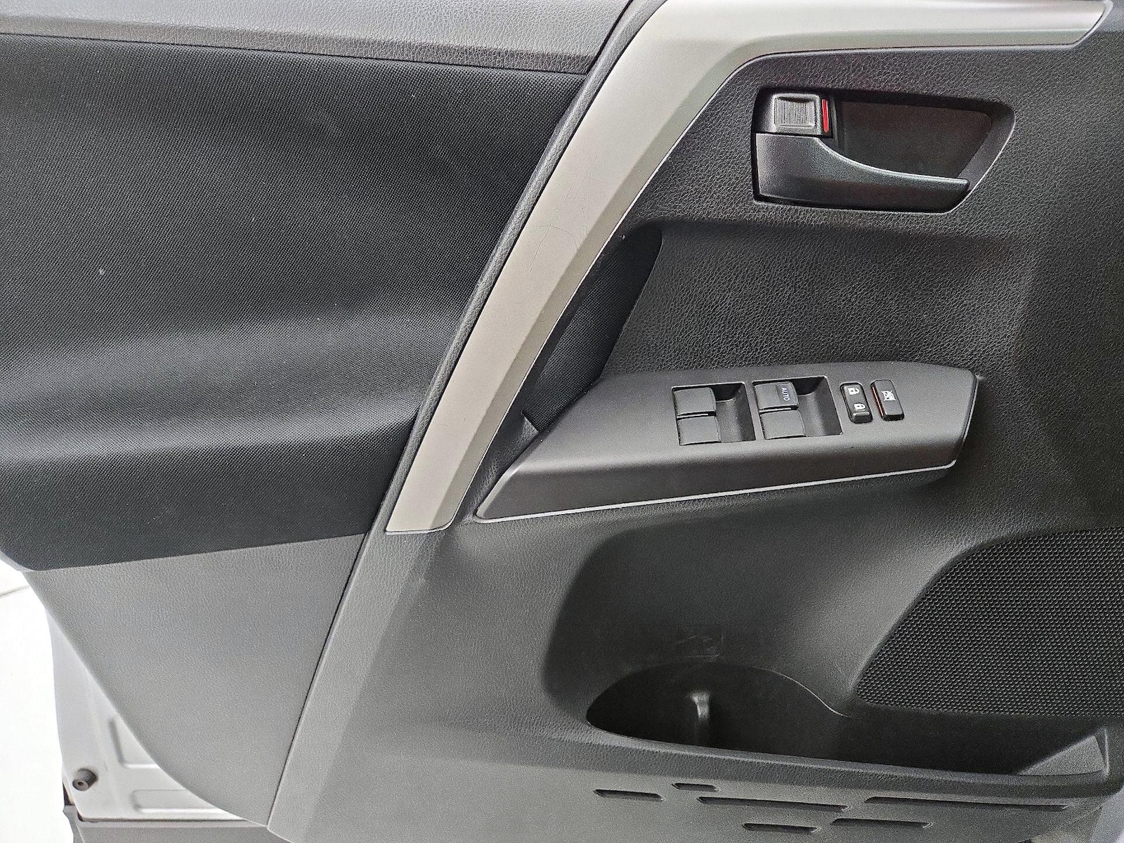 2016 Toyota RAV4 LE - Photo 13