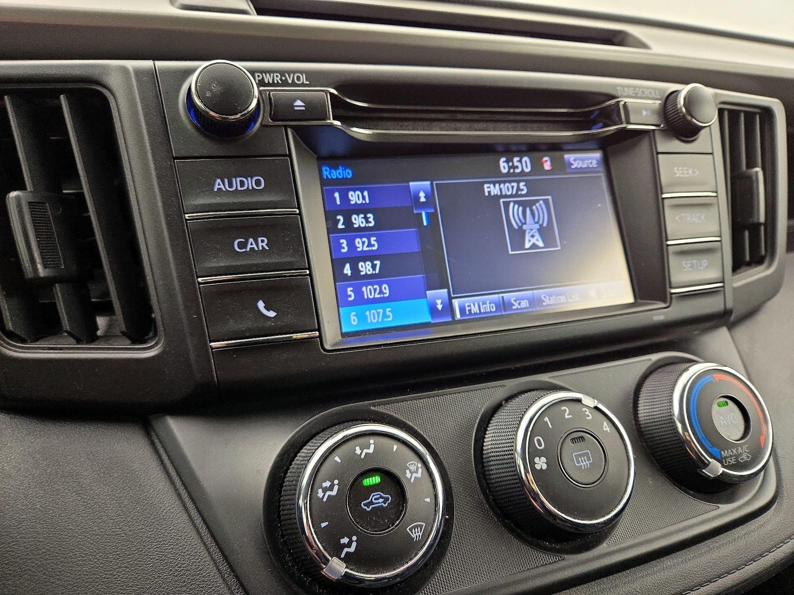 2016 Toyota RAV4 LE - Photo 16
