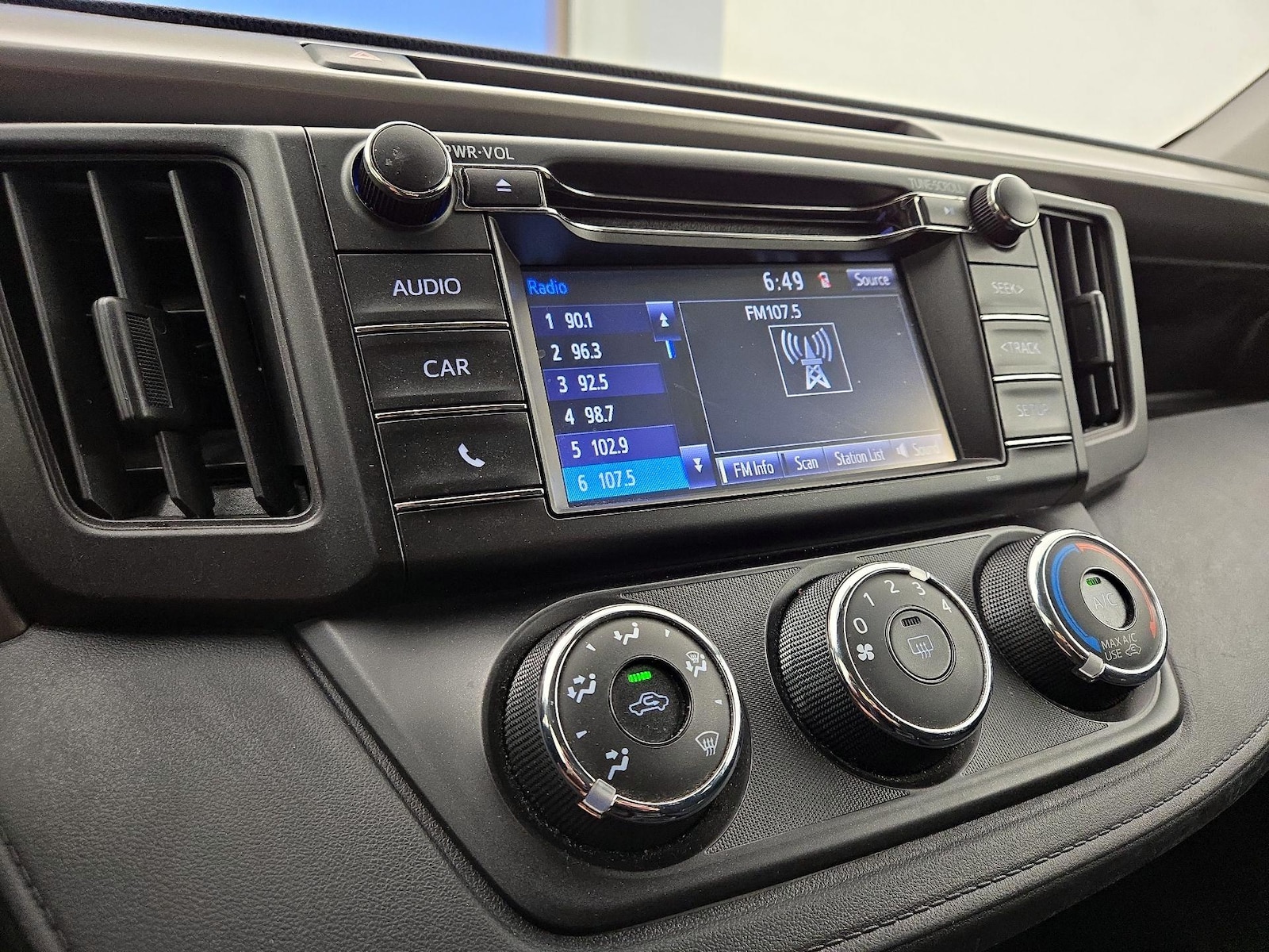 2016 Toyota RAV4 LE - Photo 17