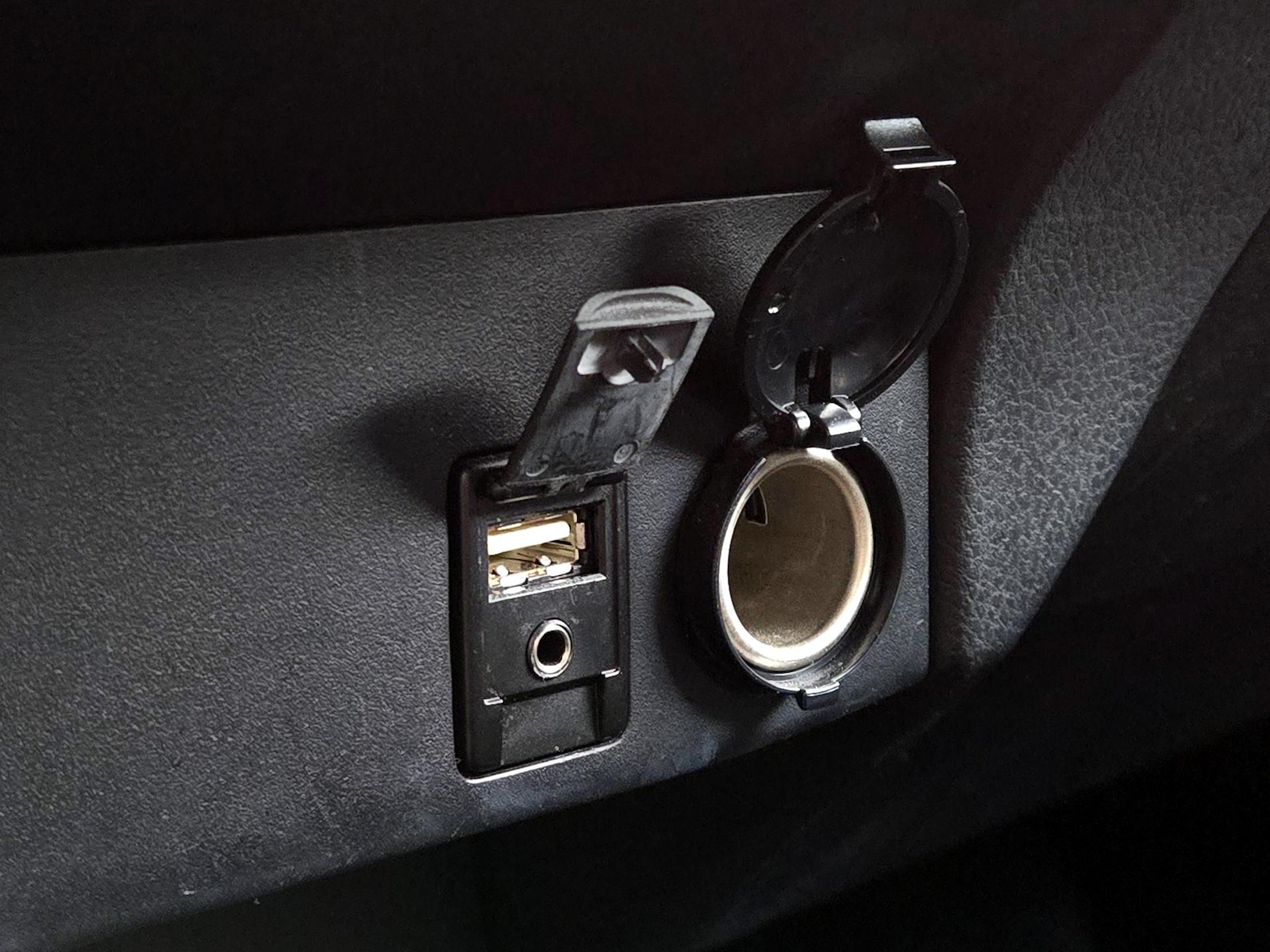 2016 Toyota RAV4 LE - Photo 19