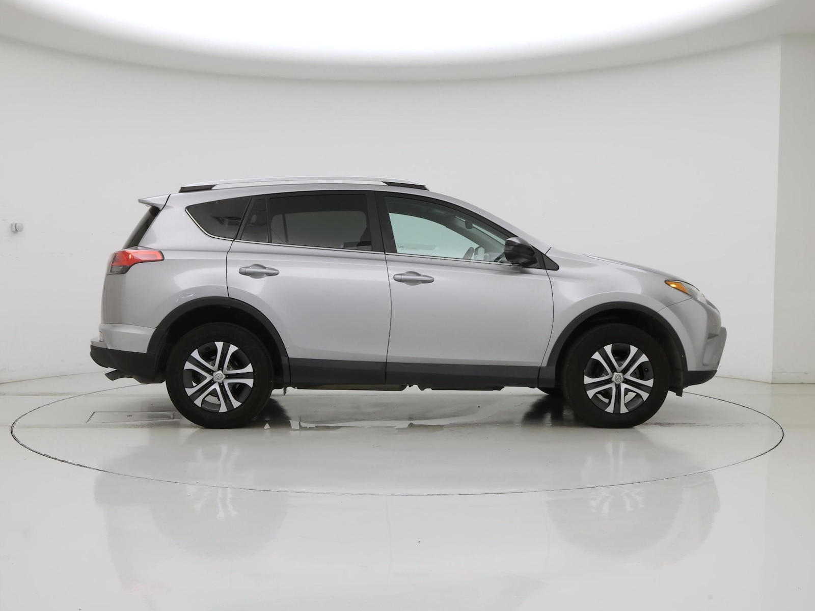 2016 Toyota RAV4 LE - Photo 8