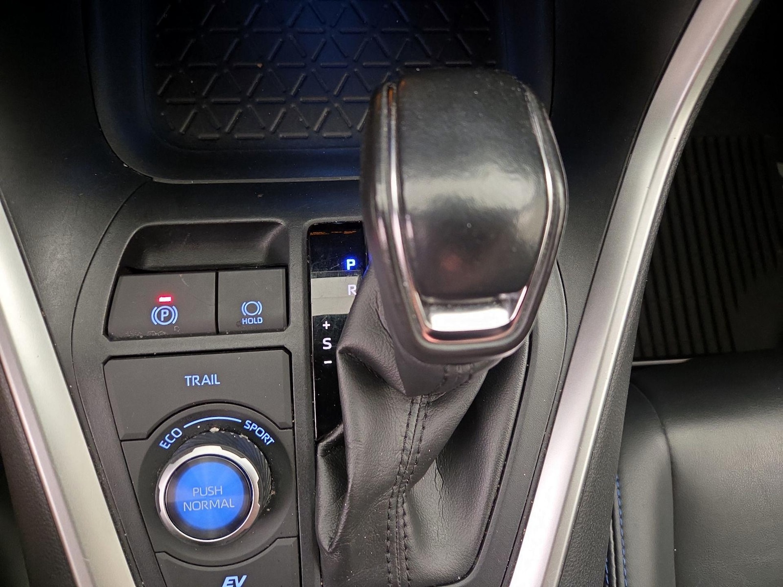 2020 Toyota RAV4 XSE - Photo 17