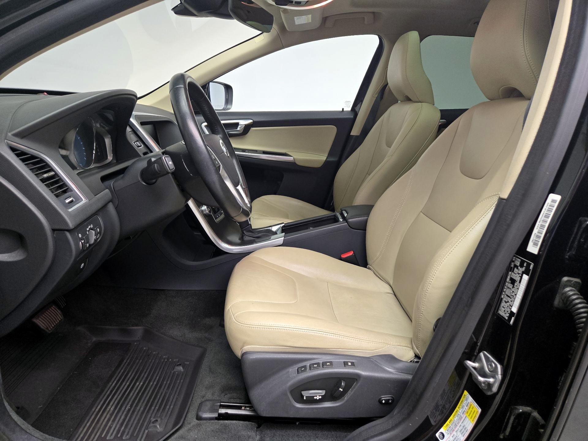 Thumbnail: 2016 Volvo XC60 - 11