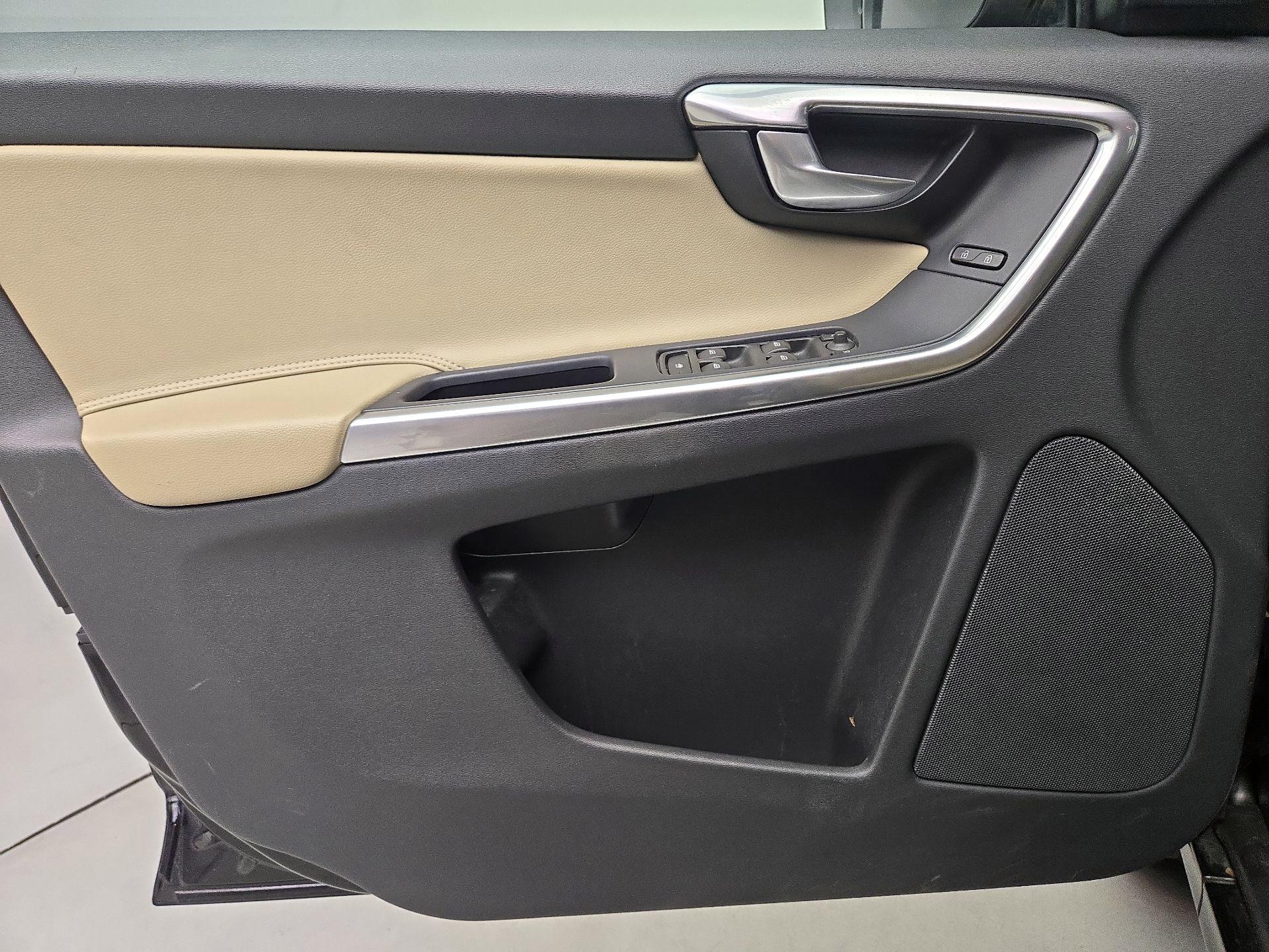 Thumbnail: 2016 Volvo XC60 - 12