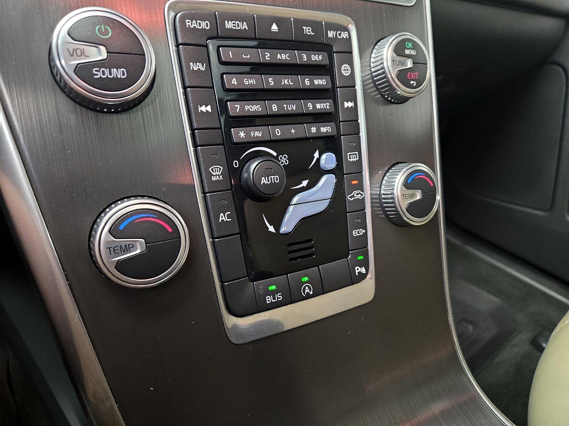 Thumbnail: 2016 Volvo XC60 - 15