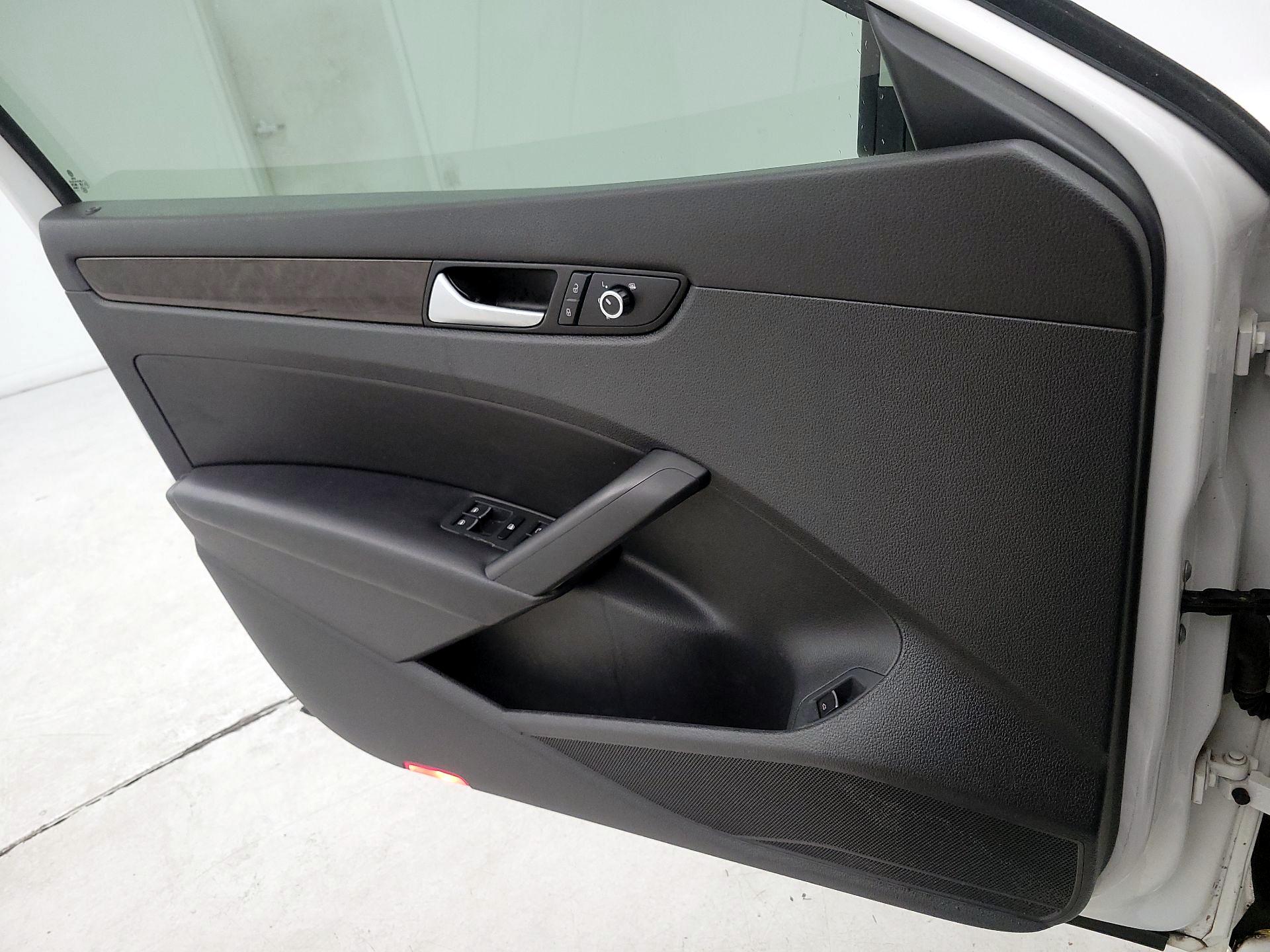 Thumbnail: 2015 Volkswagen Passat - 12