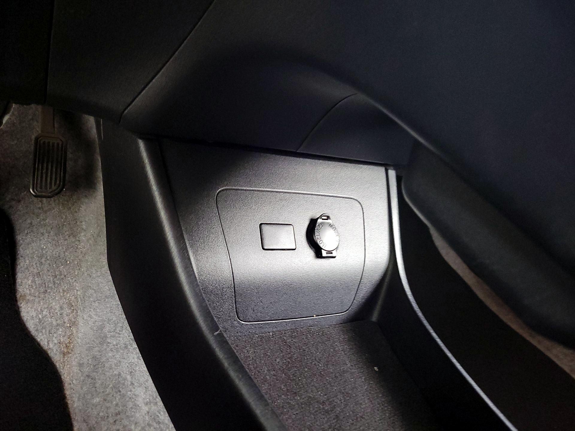 Thumbnail: 2015 Toyota Prius - 18