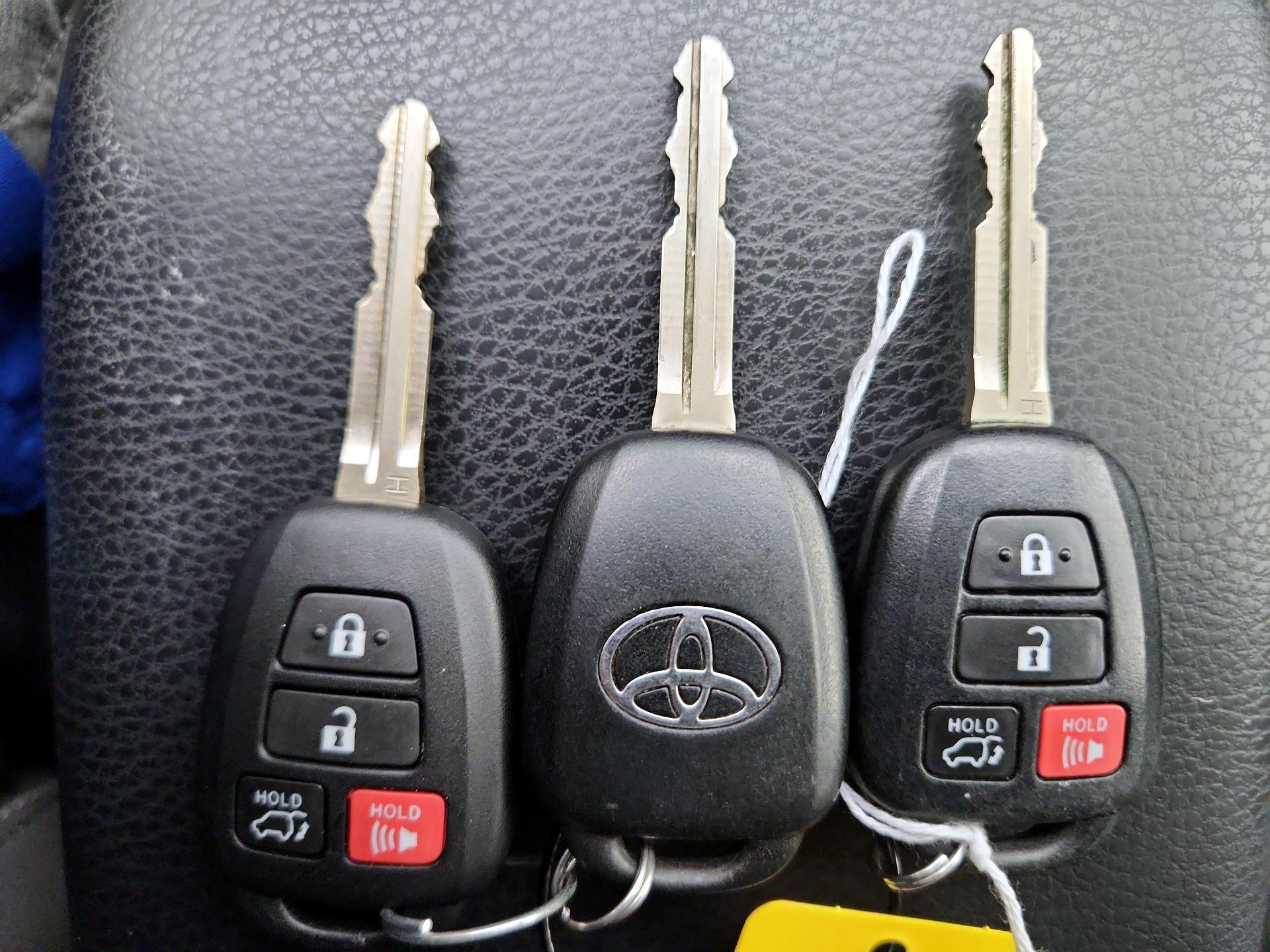 Thumbnail: 2015 Toyota RAV4 - 18