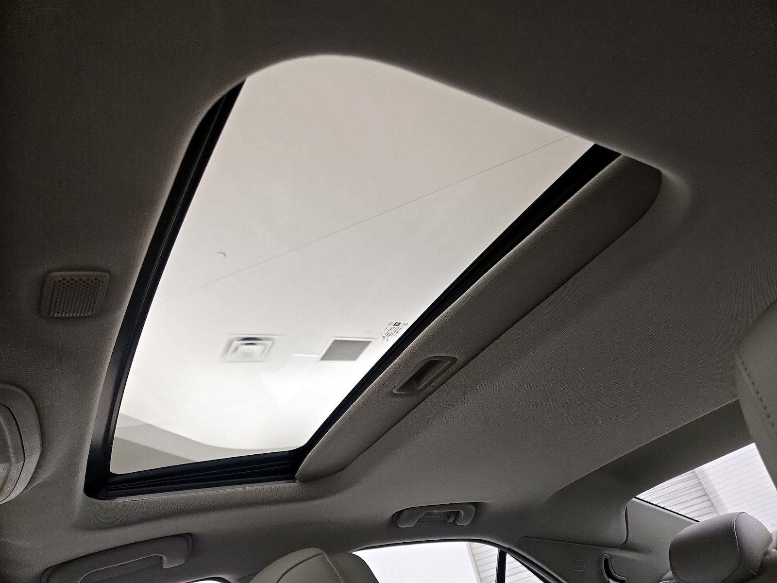 Sunroof(s) & Overhead Airbags