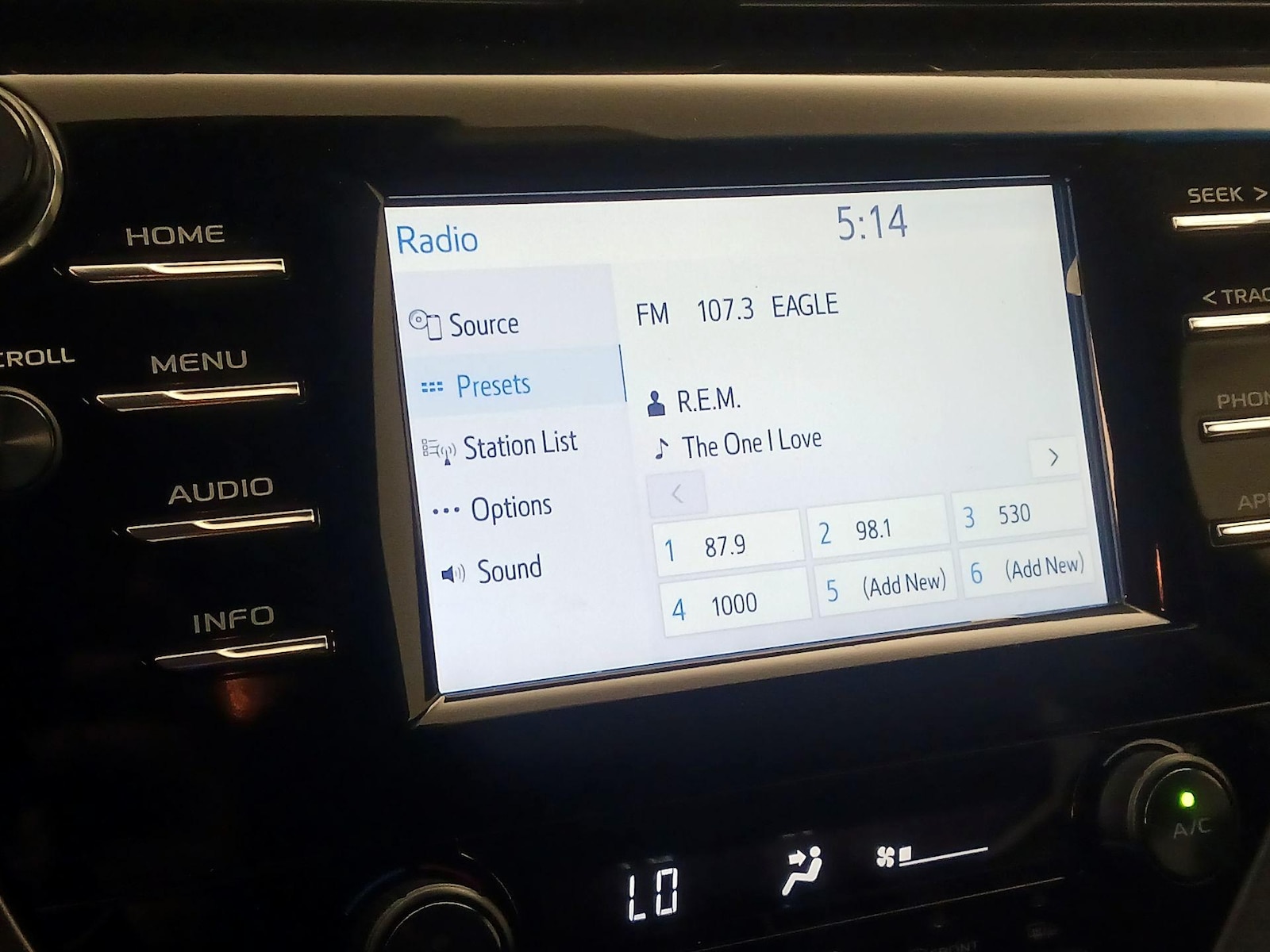 2018 Toyota Camry SE - Photo 16