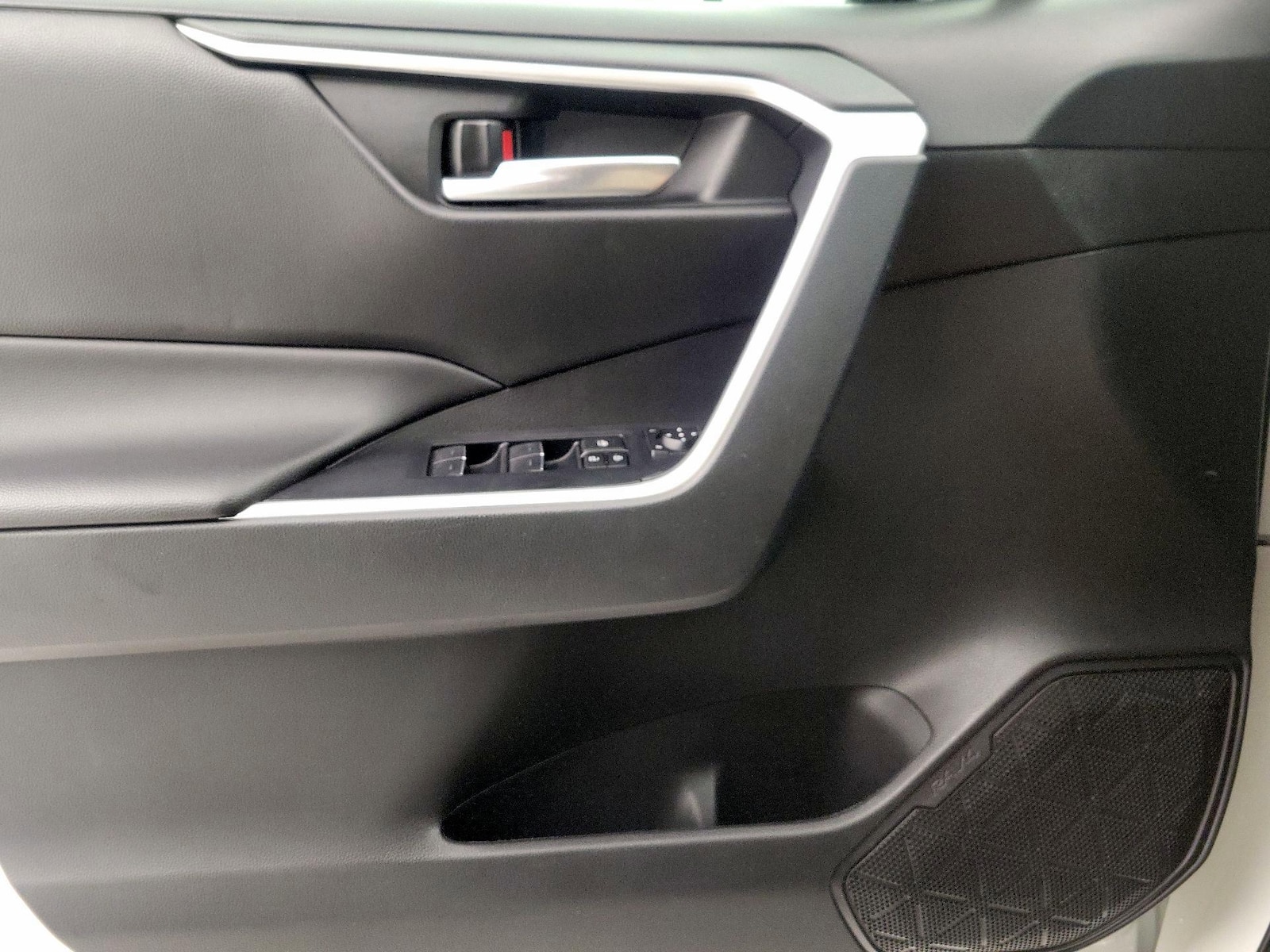 2024 Toyota RAV4 XLE - Photo 13