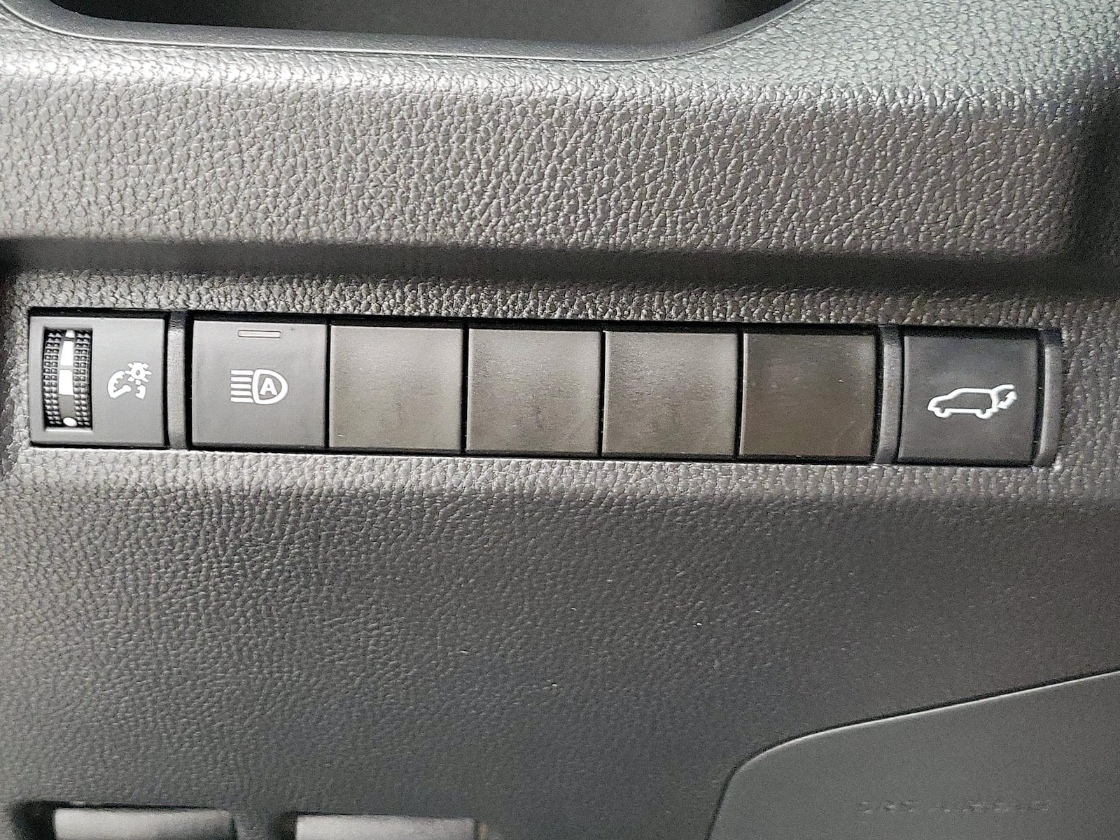 2024 Toyota RAV4 XLE - Photo 14