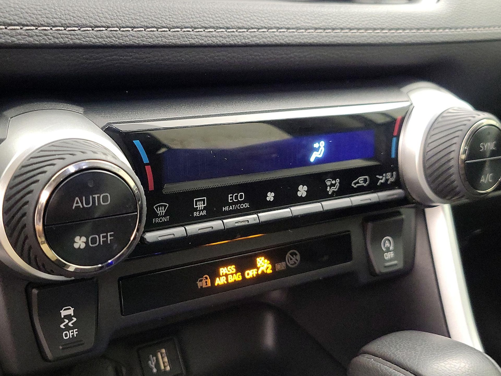2024 Toyota RAV4 XLE - Photo 18