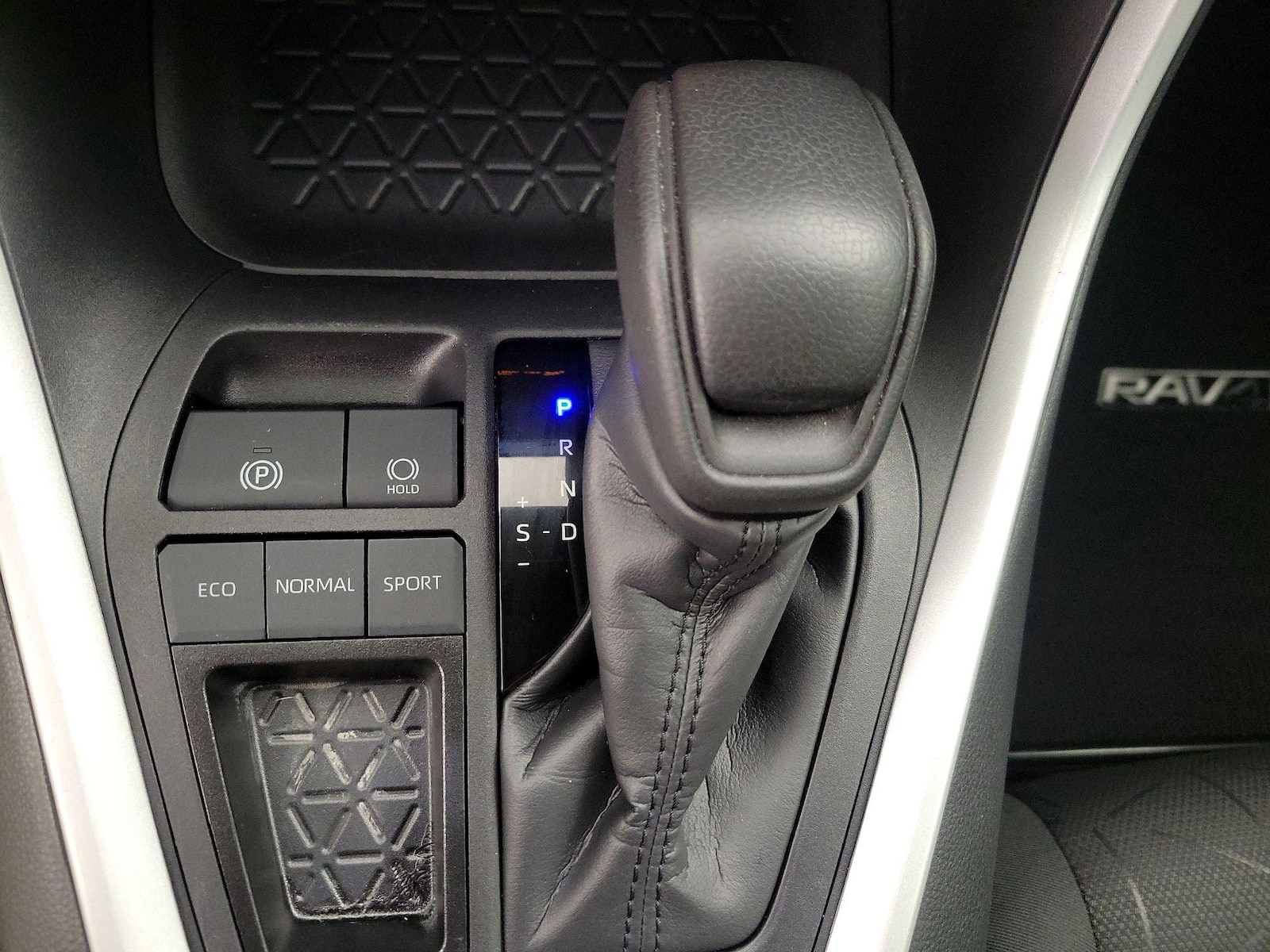 2024 Toyota RAV4 XLE - Photo 19