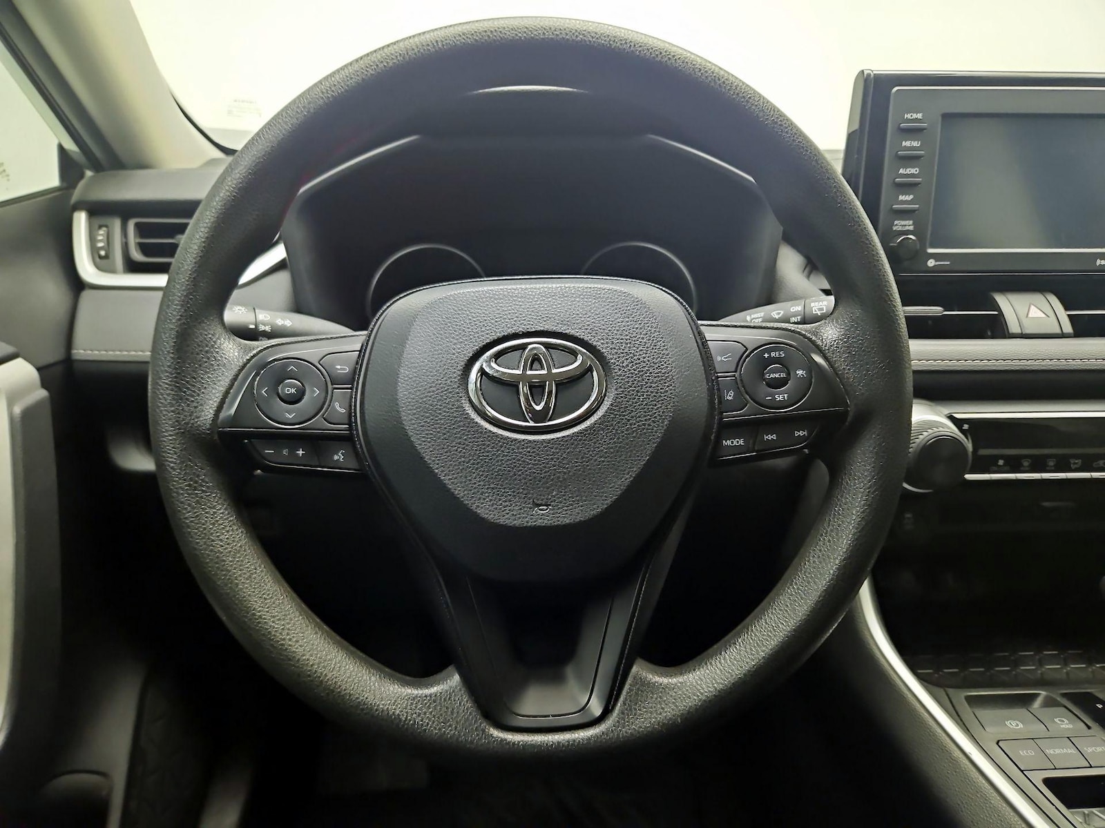 2021 Toyota RAV4 LE - Photo 11