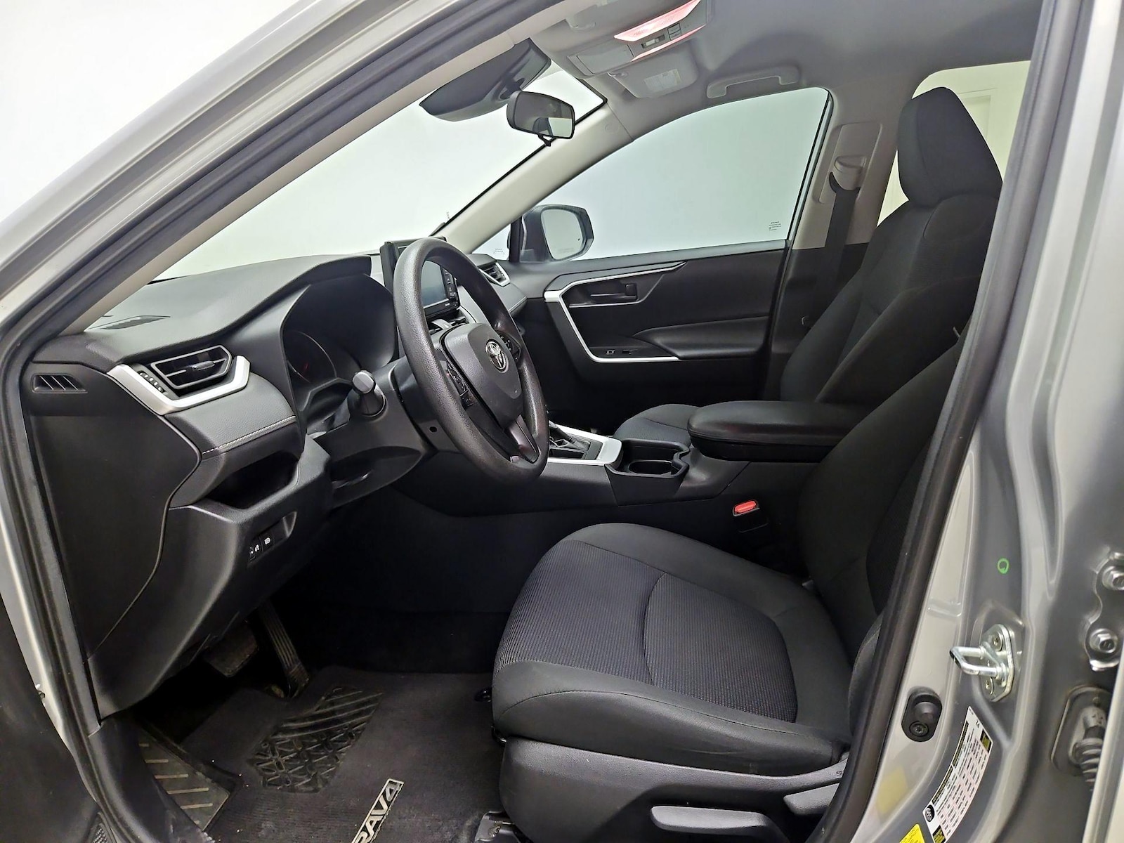 2021 Toyota RAV4 LE - Photo 12