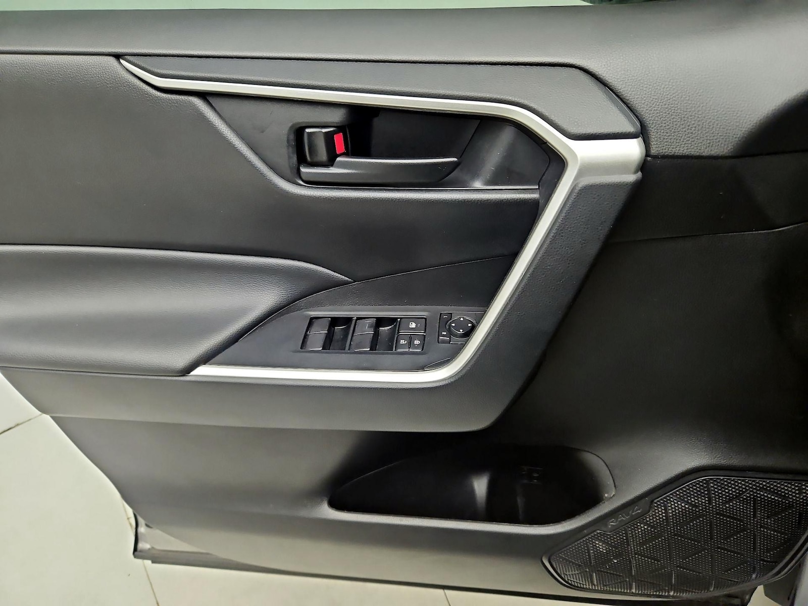 2021 Toyota RAV4 LE - Photo 13