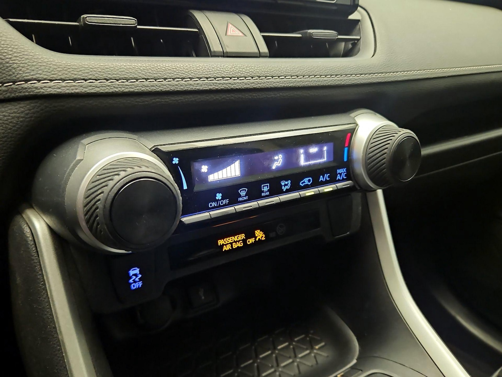 2021 Toyota RAV4 LE - Photo 17