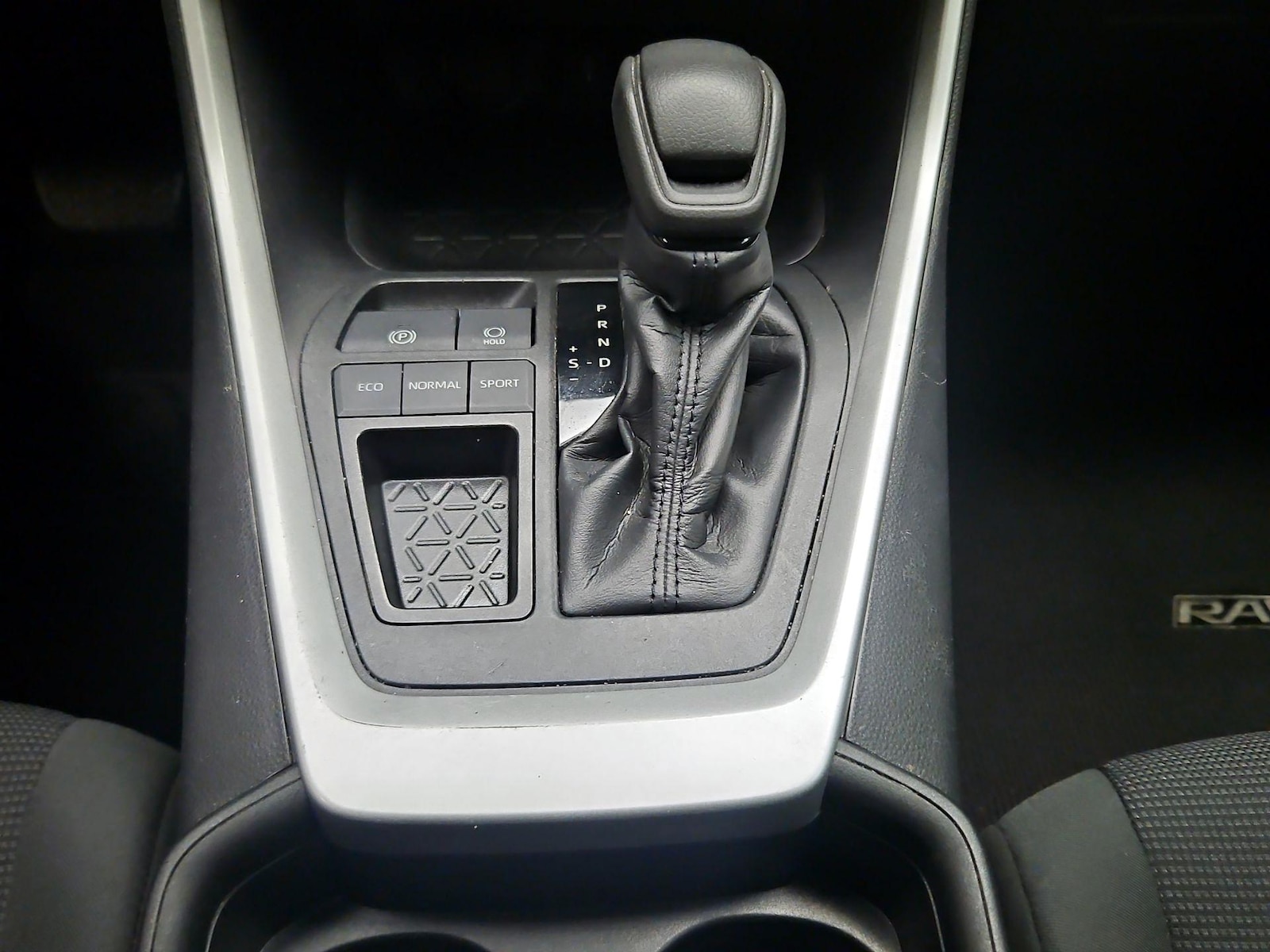2021 Toyota RAV4 LE - Photo 18