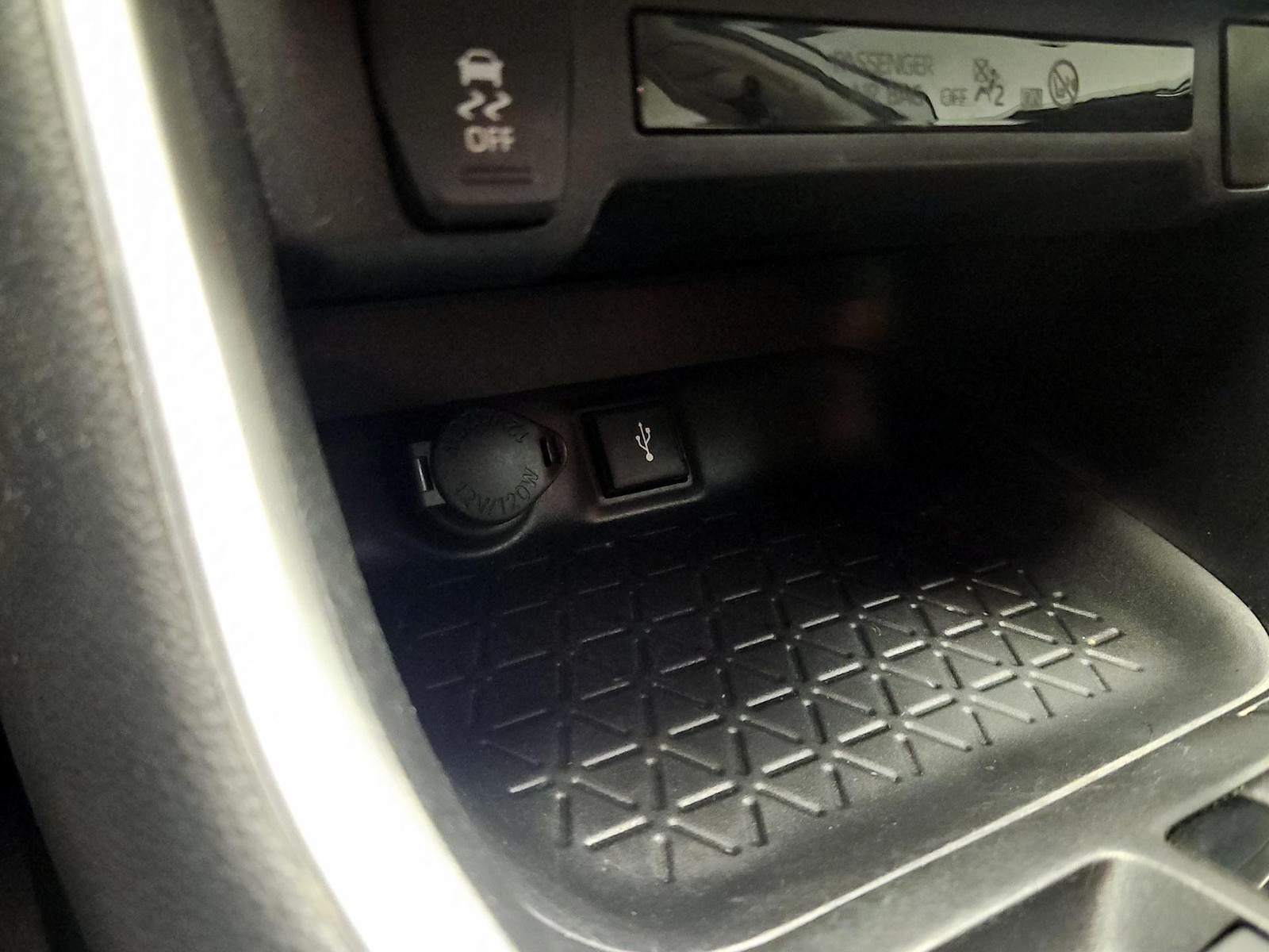 2021 Toyota RAV4 LE - Photo 19