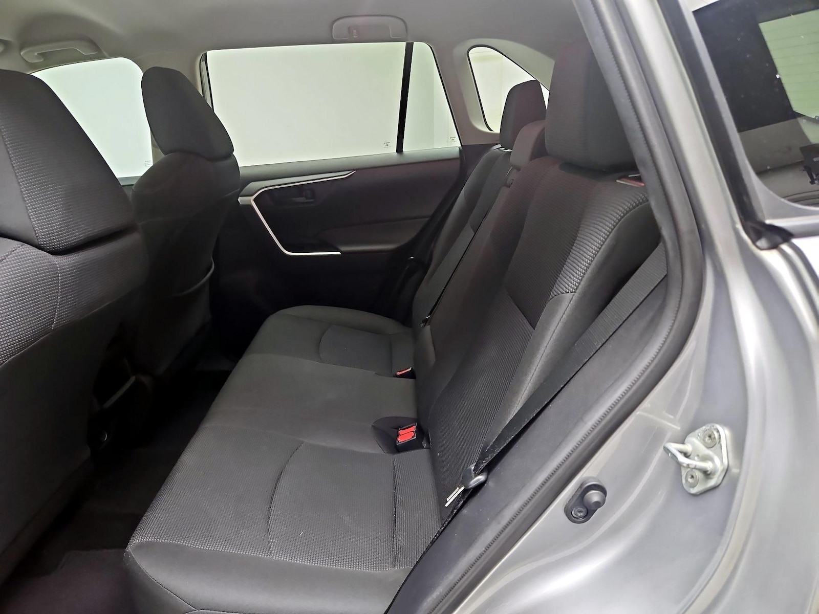 2021 Toyota RAV4 LE - Photo 20