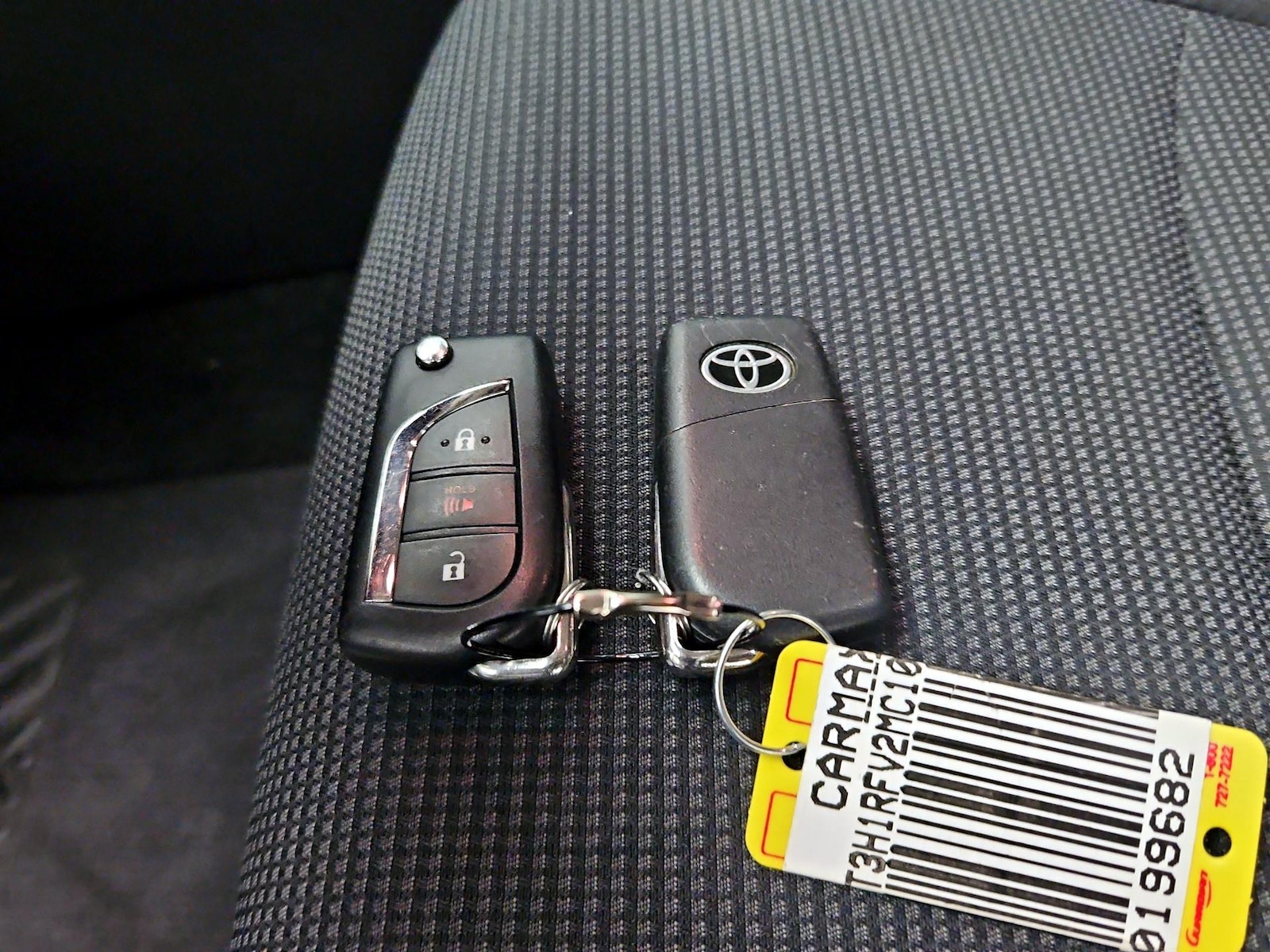 2021 Toyota RAV4 LE - Photo 23