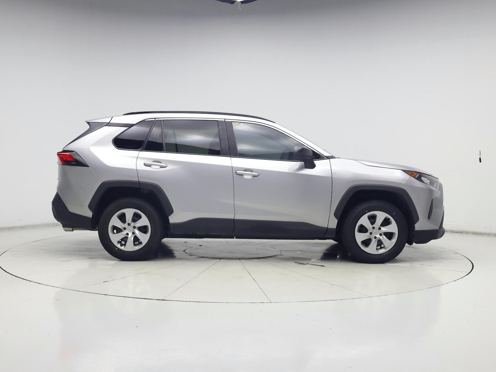 2021 Toyota RAV4 LE - Photo 8