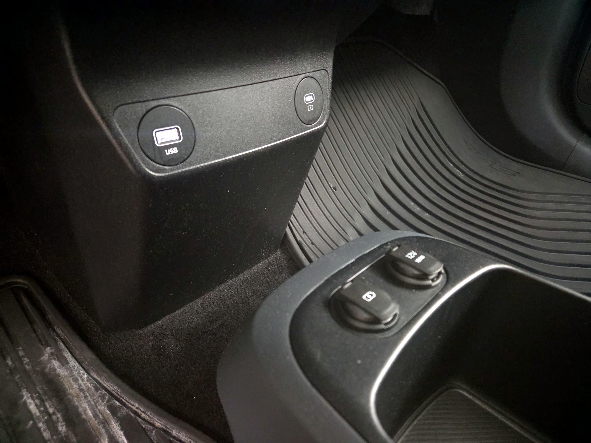 Thumbnail: 2022 Kia EV6 - 19