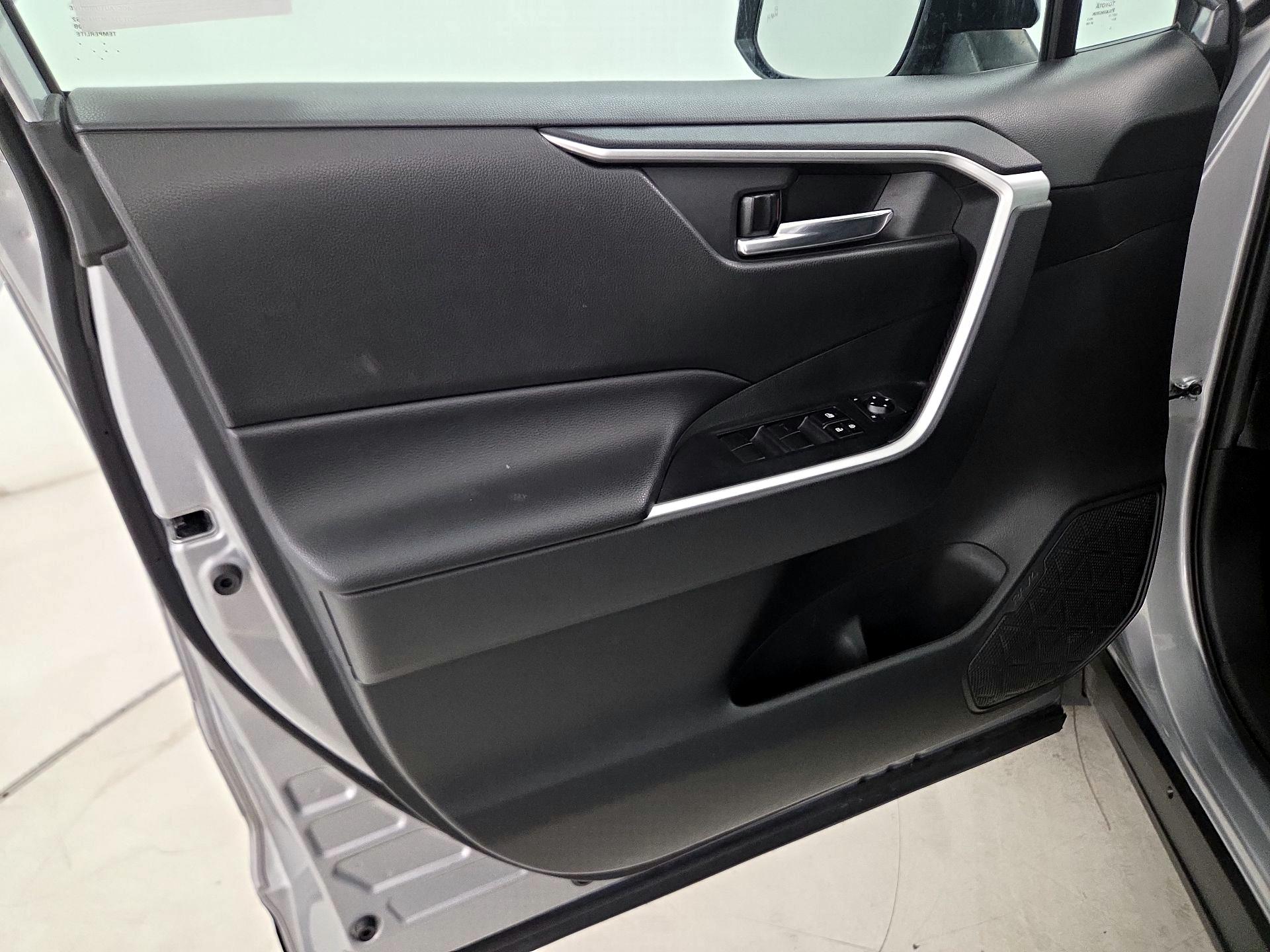 Thumbnail: 2020 Toyota RAV4 - 12