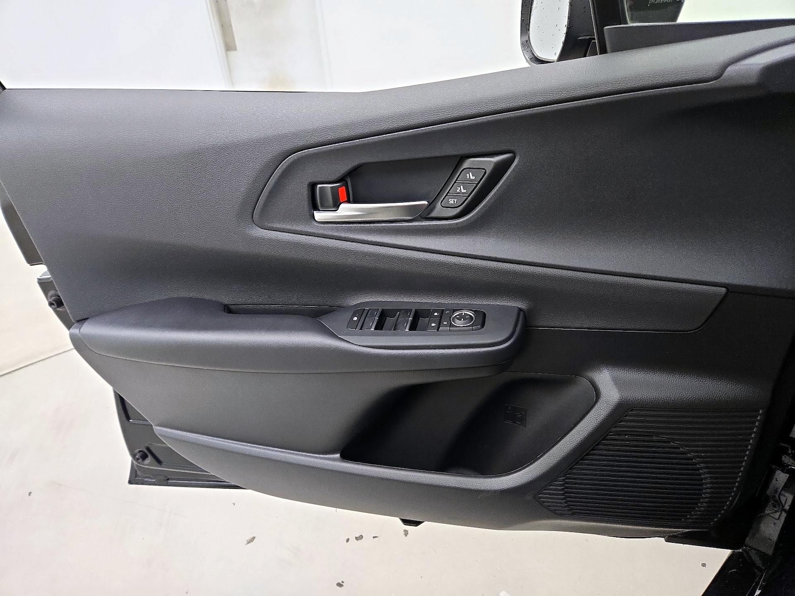 2025 Toyota Prius XSE Premium - Photo 13