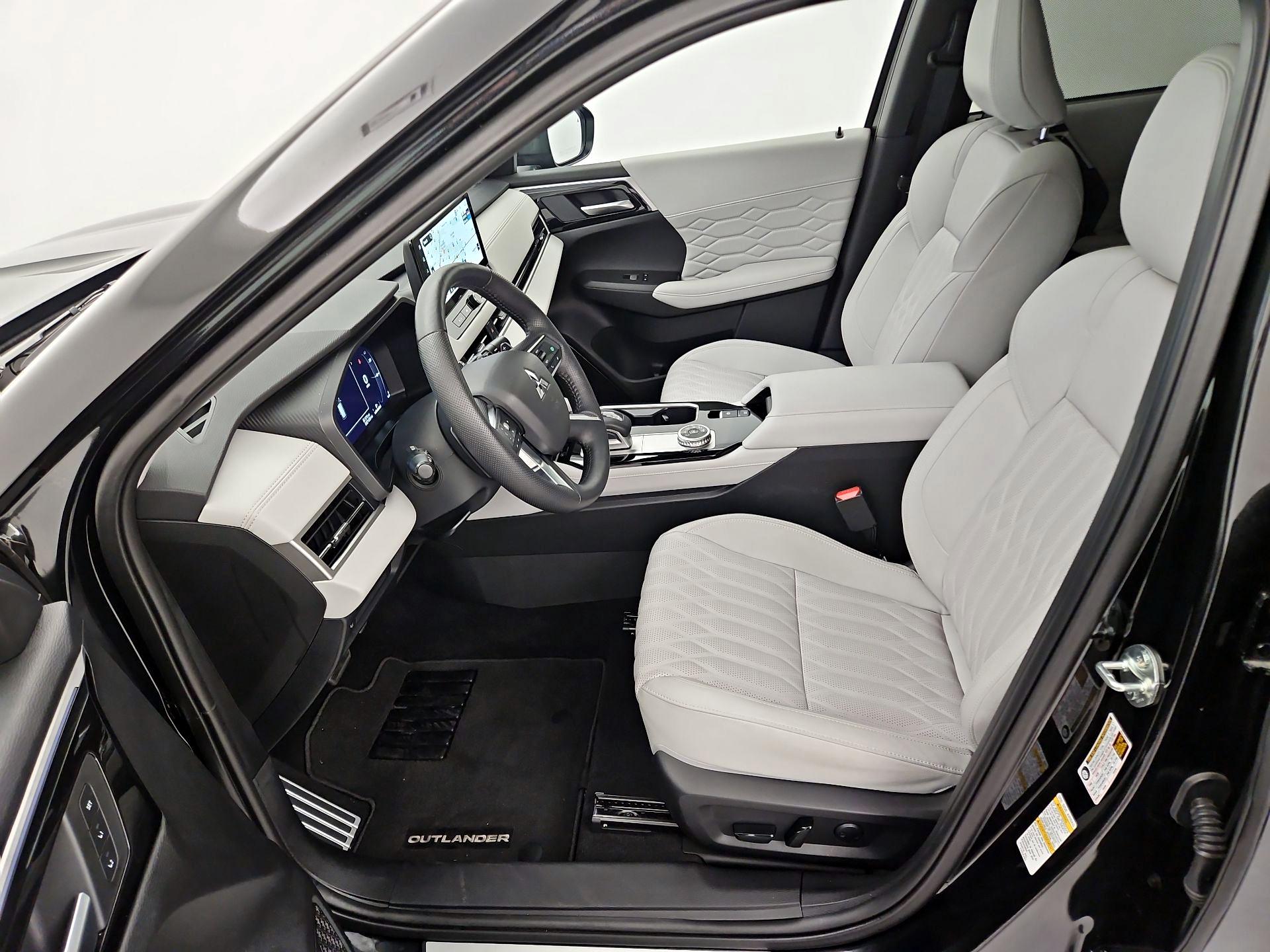 Thumbnail: 2025 Mitsubishi Outlander - 11