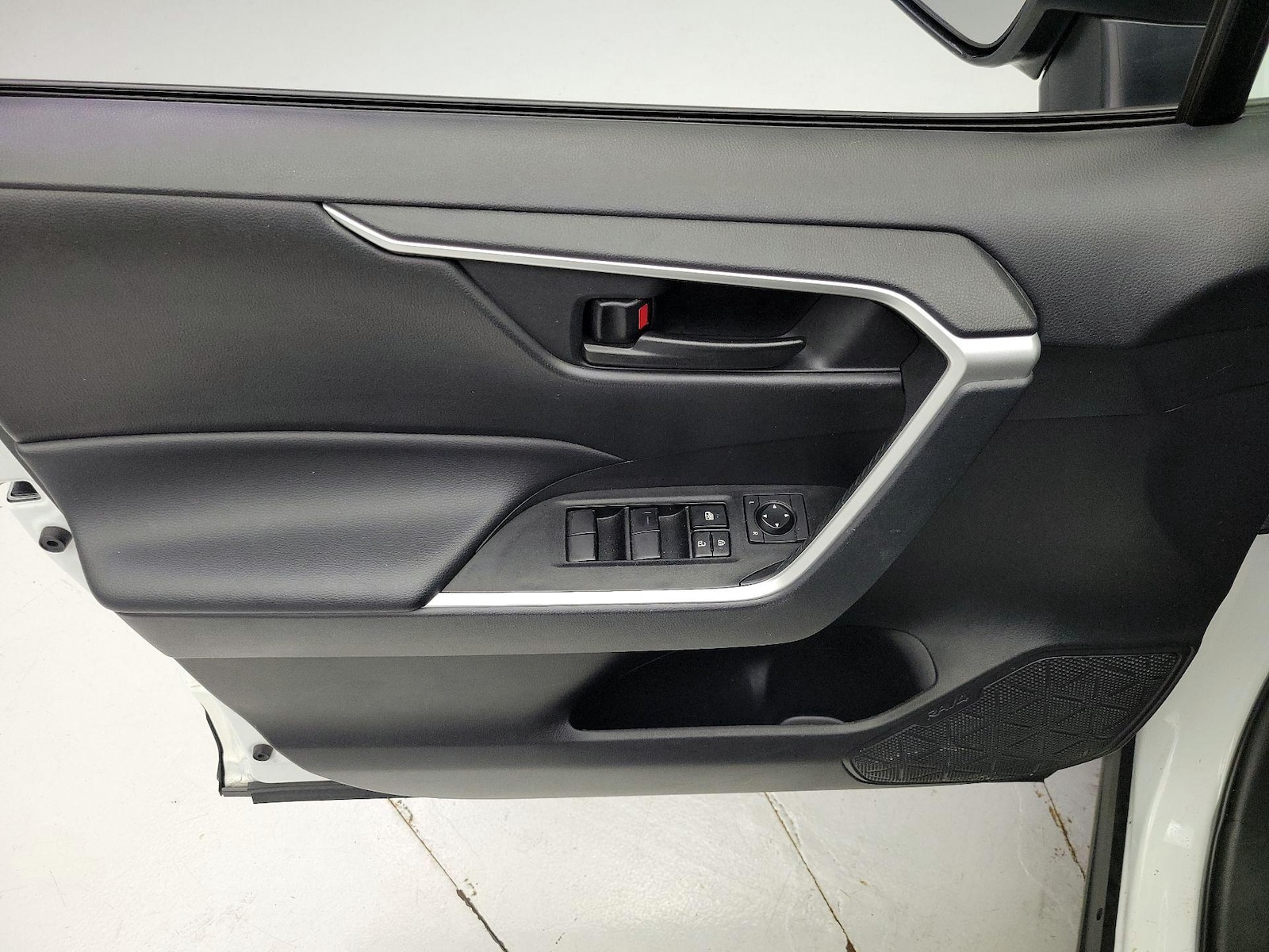 2023 Toyota RAV4 LE - Photo 13