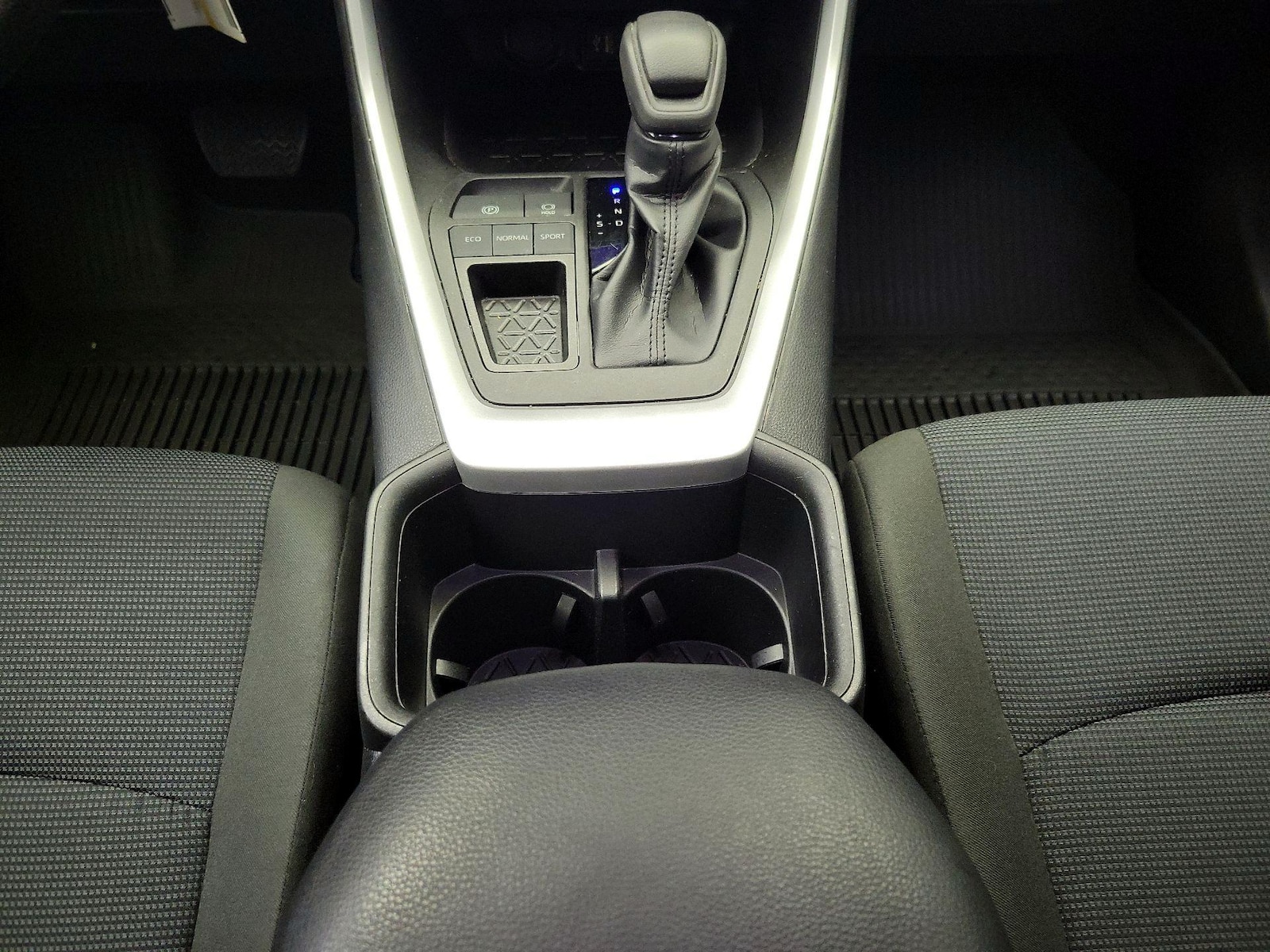 2023 Toyota RAV4 LE - Photo 18